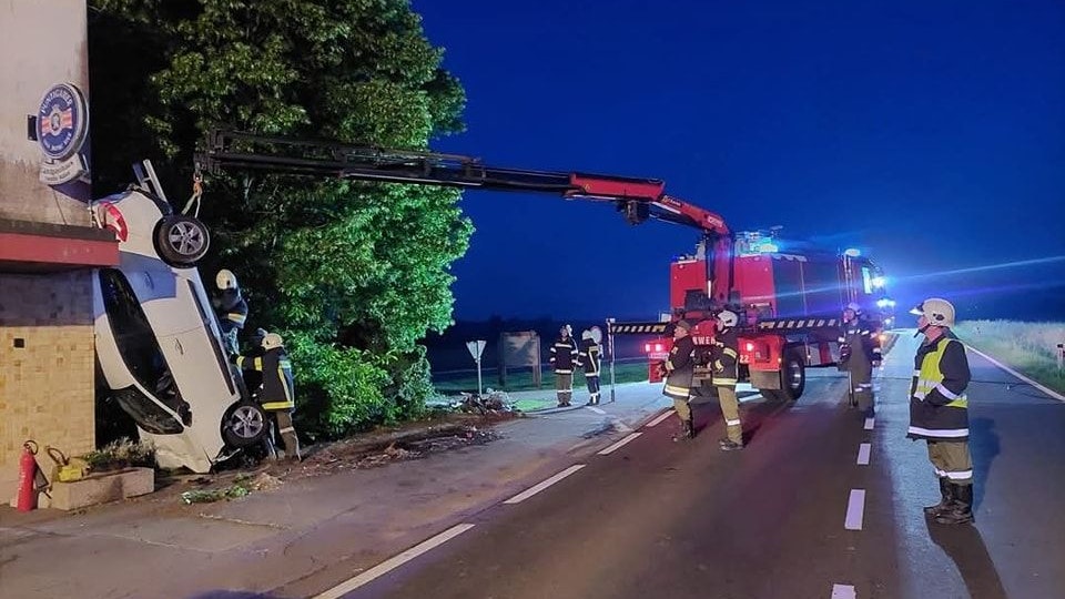 Insgesamt waren vier Feuerwehren mit 32 Kräften, das Rote Kreuz, ein Notarzt und die Polizei vor Ort.