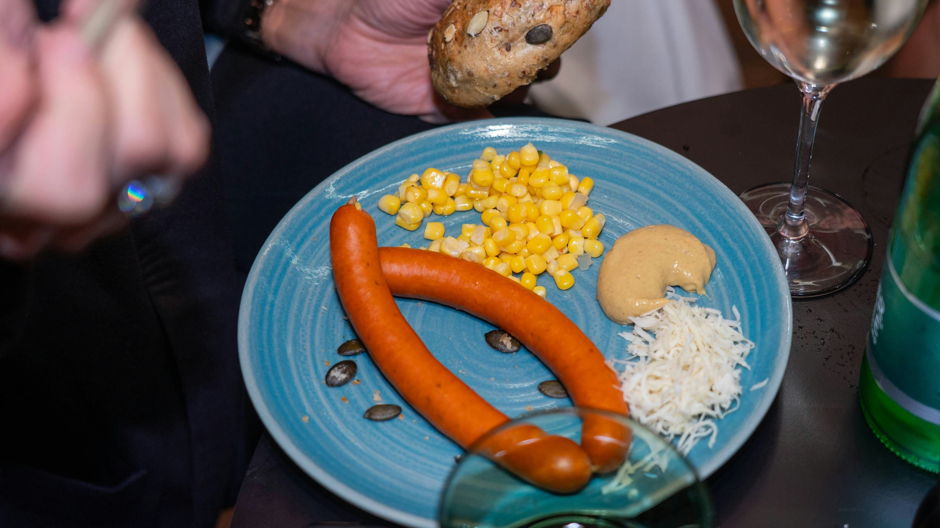 Frankfurter Würstel und Maissalat auf der "Dancing Stars"-Aftershow-Party.