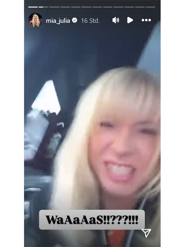 Mia Julia scheint sehr wütend zu sein. Während sie eine Instagram-Story aufnimmt, knallt sie mehrfach mit dem Kopf gegen ihr Handy.