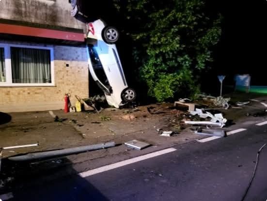 Der Unfallwagen balancierte an der Hauswand, vom Fahrer aus dem Bezirk Jennerdorf (B) fehlte vorerst jede Spur.