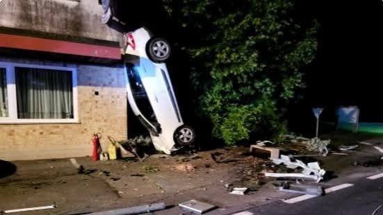Heute.at - Auto lehnt aufrecht an Hauswand, Fahrer verschwunden
