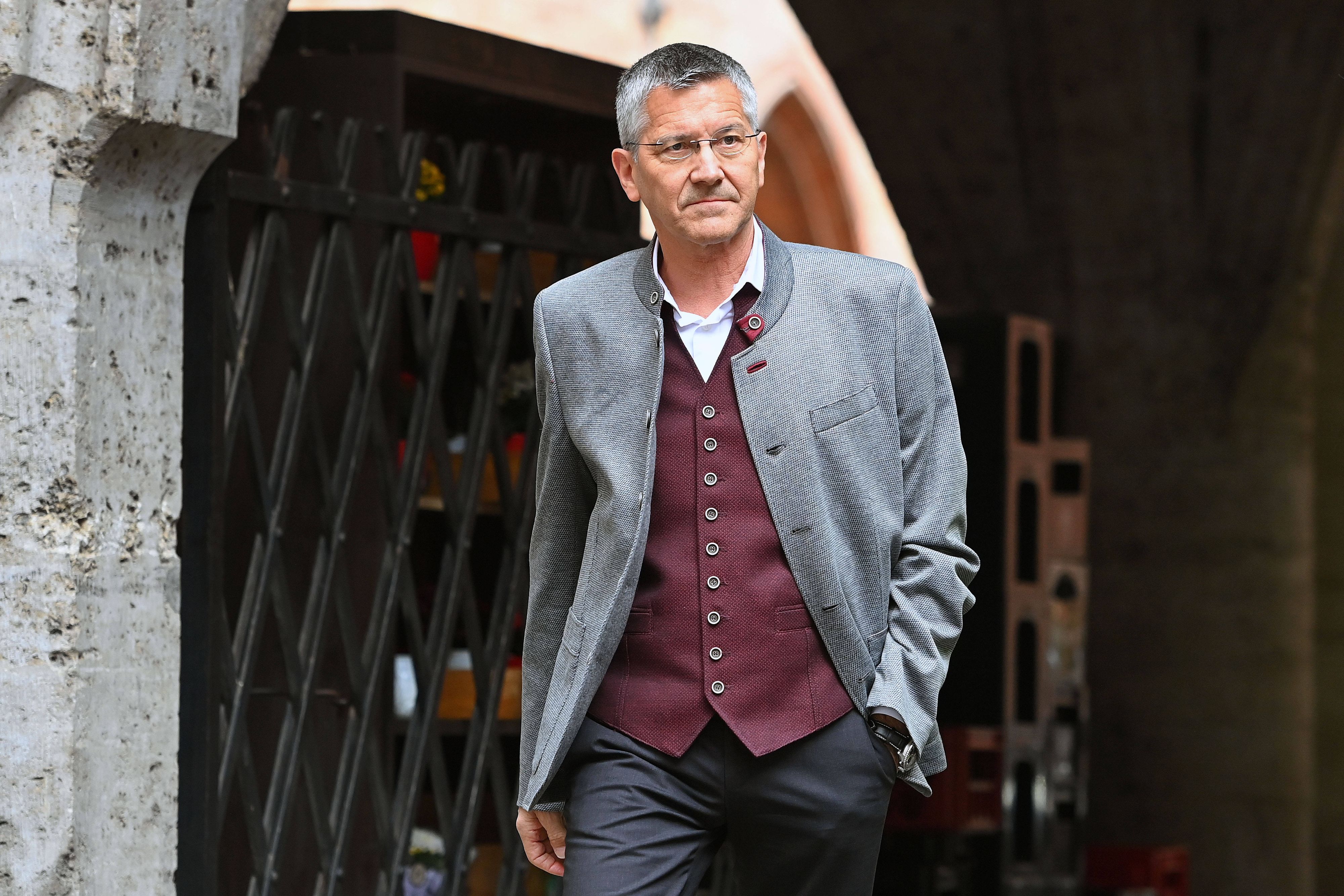 Bayern-München-Präsident Herbert Hainer plaudert den Wechsel von Florian Wirtz aus. 