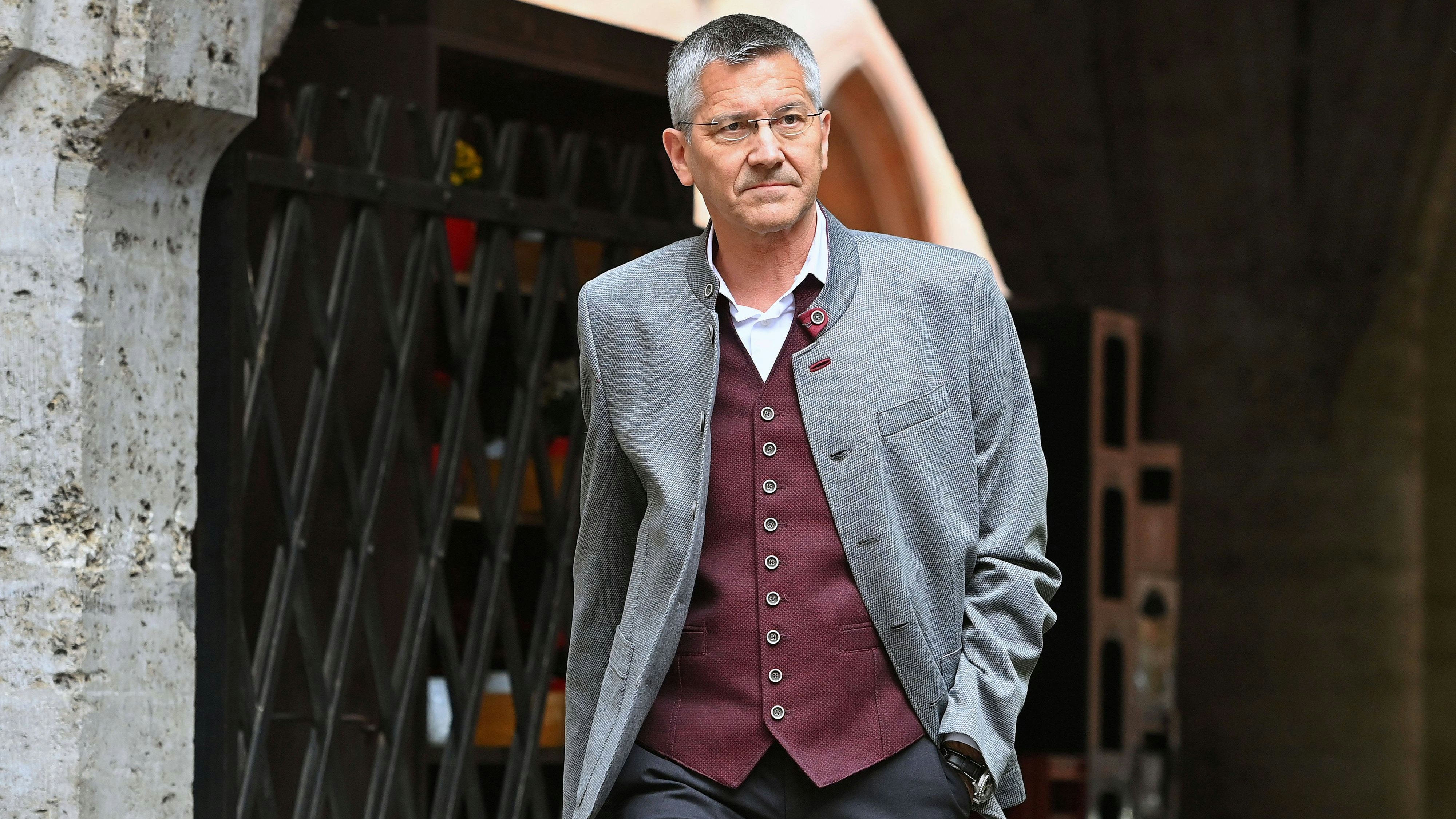 Bayern-München-Präsident Herbert Hainer plaudert den Wechsel von Florian Wirtz aus. 