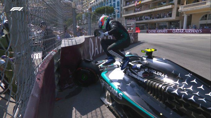 Mercedes-Pilot Andrea Kimi Antonelli kracht in die Bande. 