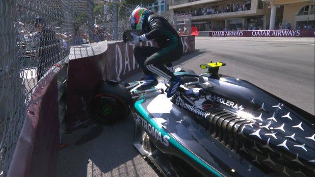 Mercedes-Pilot Andrea Kimi Antonelli kracht in die Bande. 