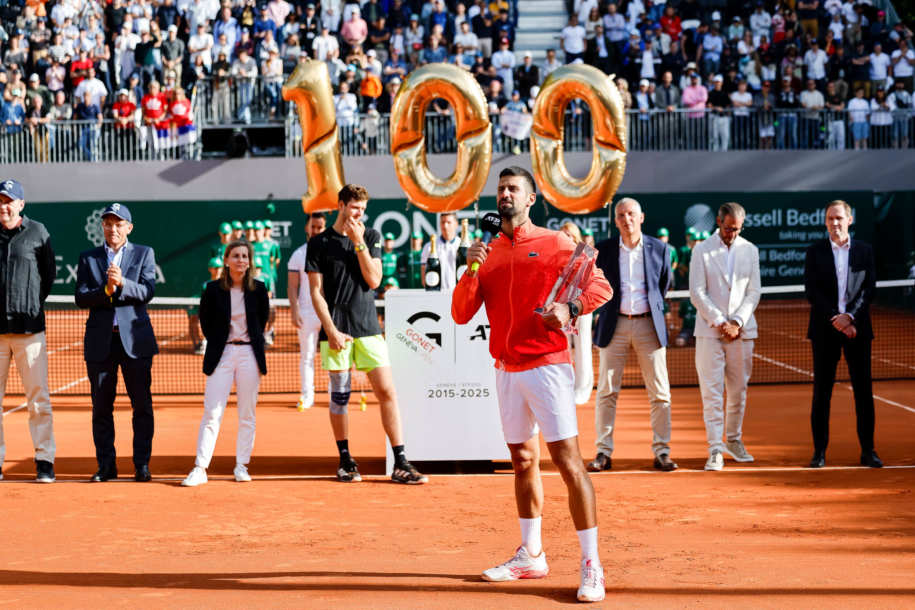 Novak Djokovic mit seinem 100. Turnier-Pokal