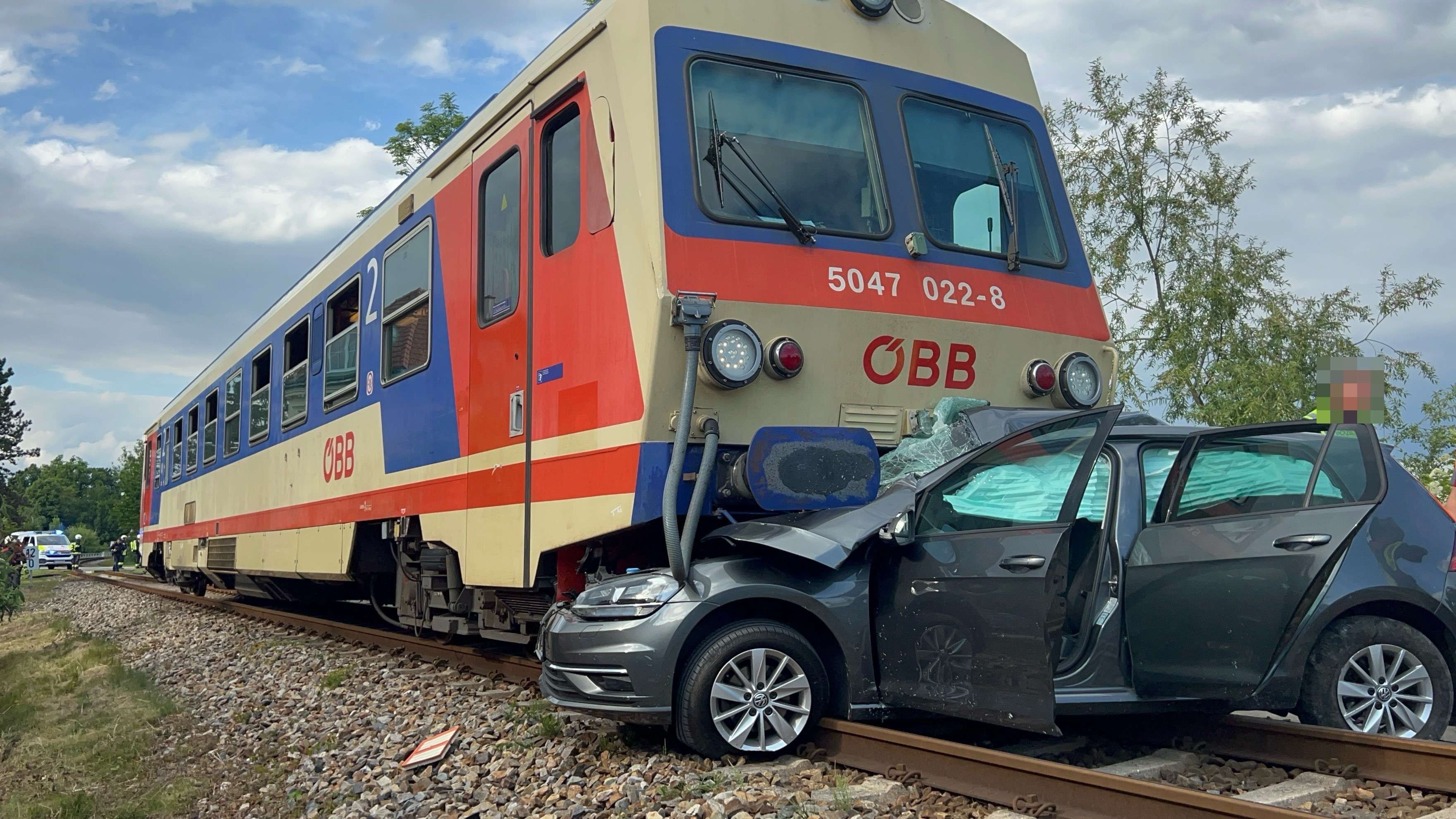 Pkw kollidierte mit Zug in Wieselburg