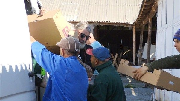 Tom Putzgruber und sein Team beim Aufladen eines weiteren Transporters.