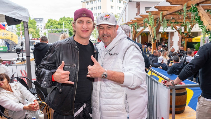 Santansbratan und Veranstalter Peter Saliger