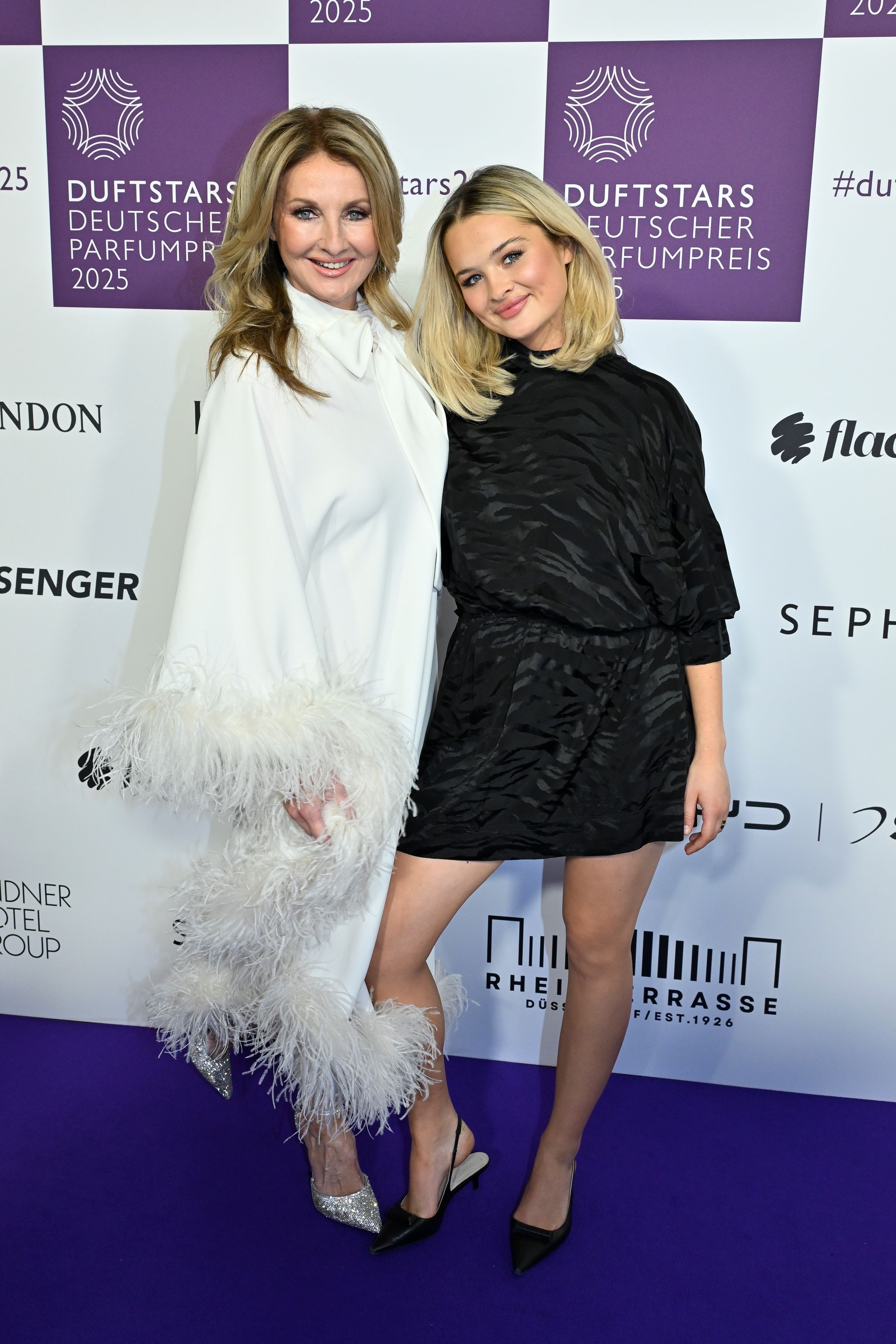 Nele Ludowig begeistert auf TikTok fast 57.000 Fans mit Outfitvideos und Tanzclips mit ihrer berühmten Mutter, der RTL-Moderatorin Frauke Ludowig.