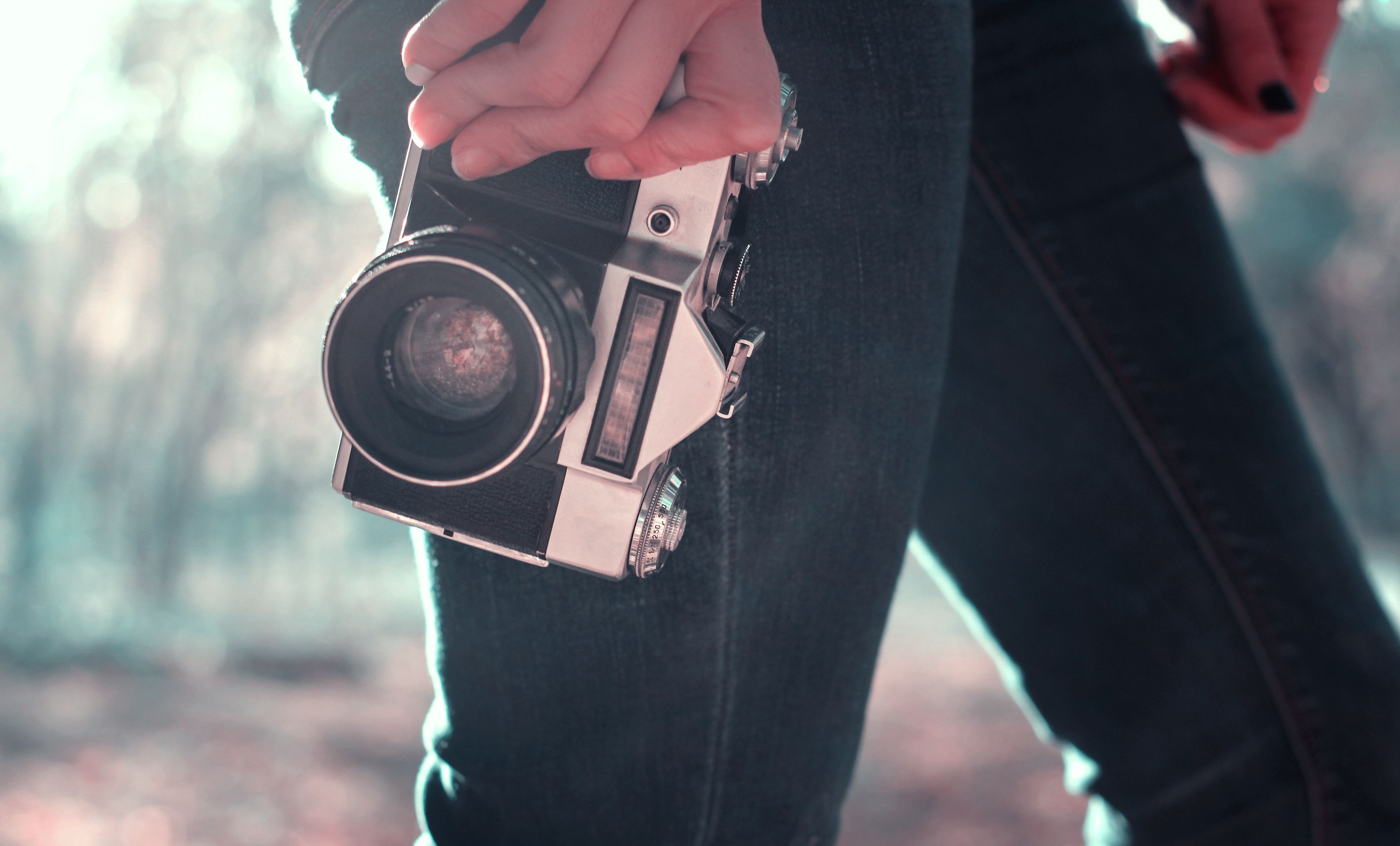 Die Spiegelreflexkamera war während der Tat schwer beschädigt worden (Symbolfoto).