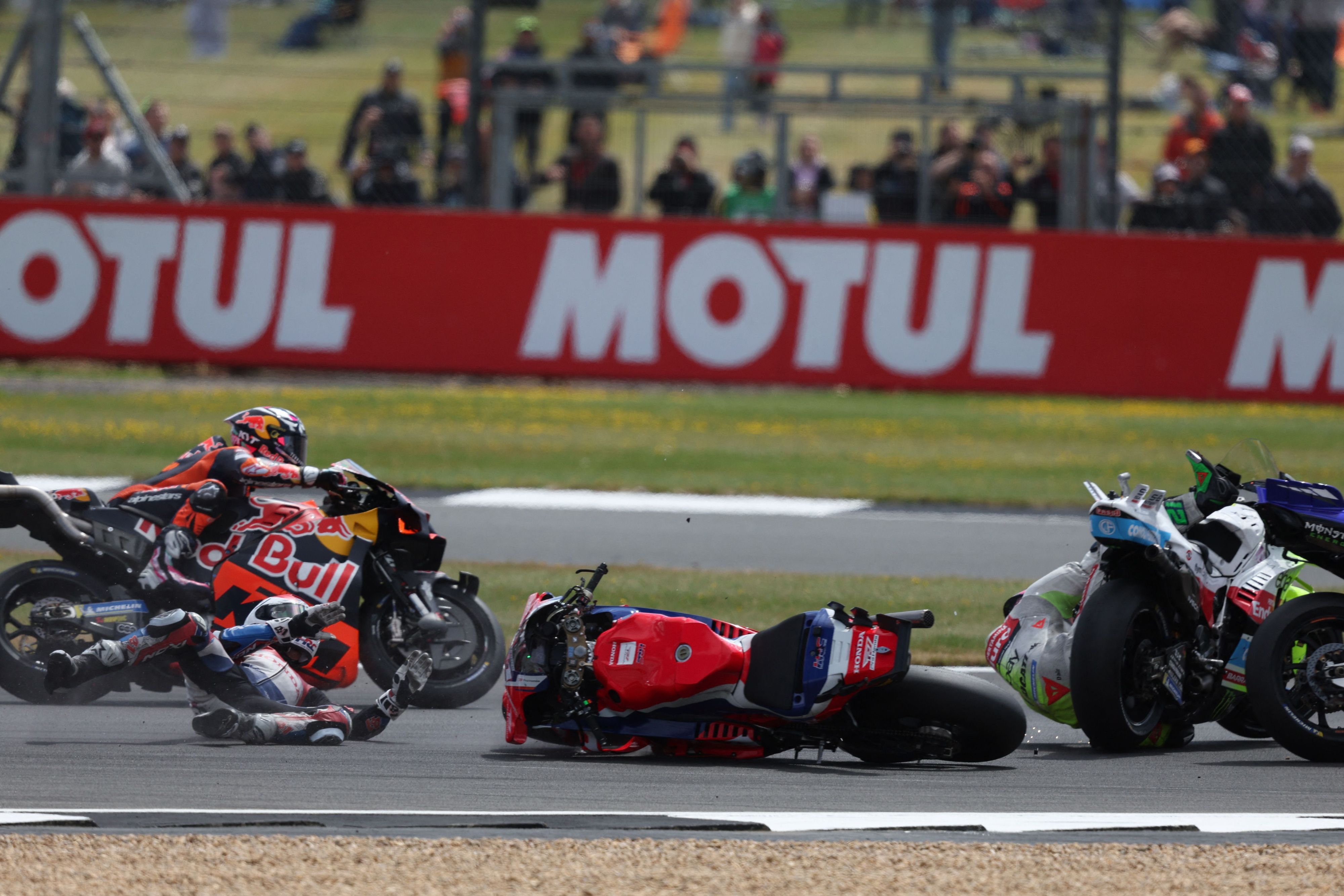 Aleix Espargaro crasht mit Franco Morbidelli – einer von zahlreichen Abflügen in Silverstone.