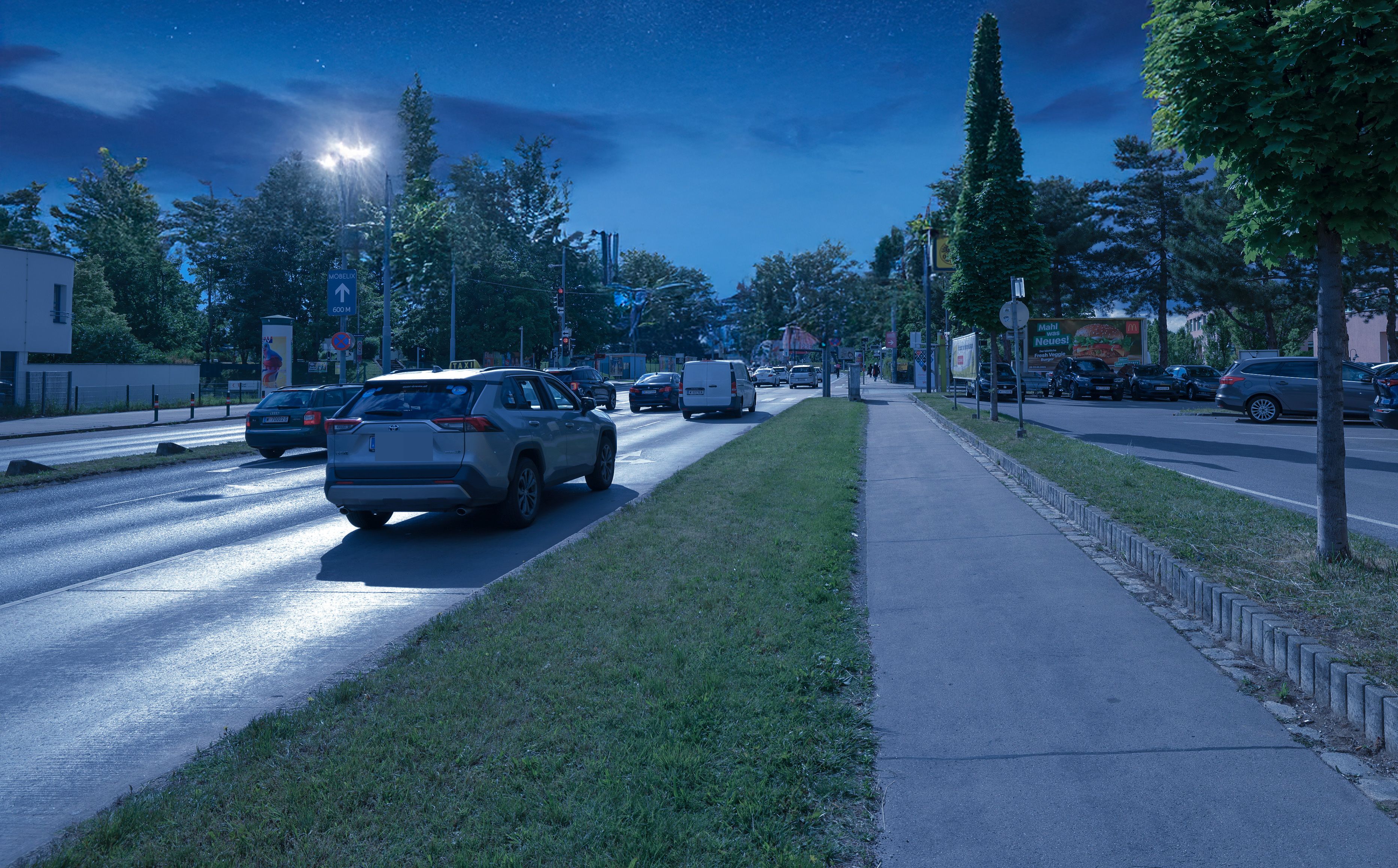 So sieht der Tatort. Zwei Nachtschwärmer fanden das schwerverletzte Opfer nahe der Tankstelle.