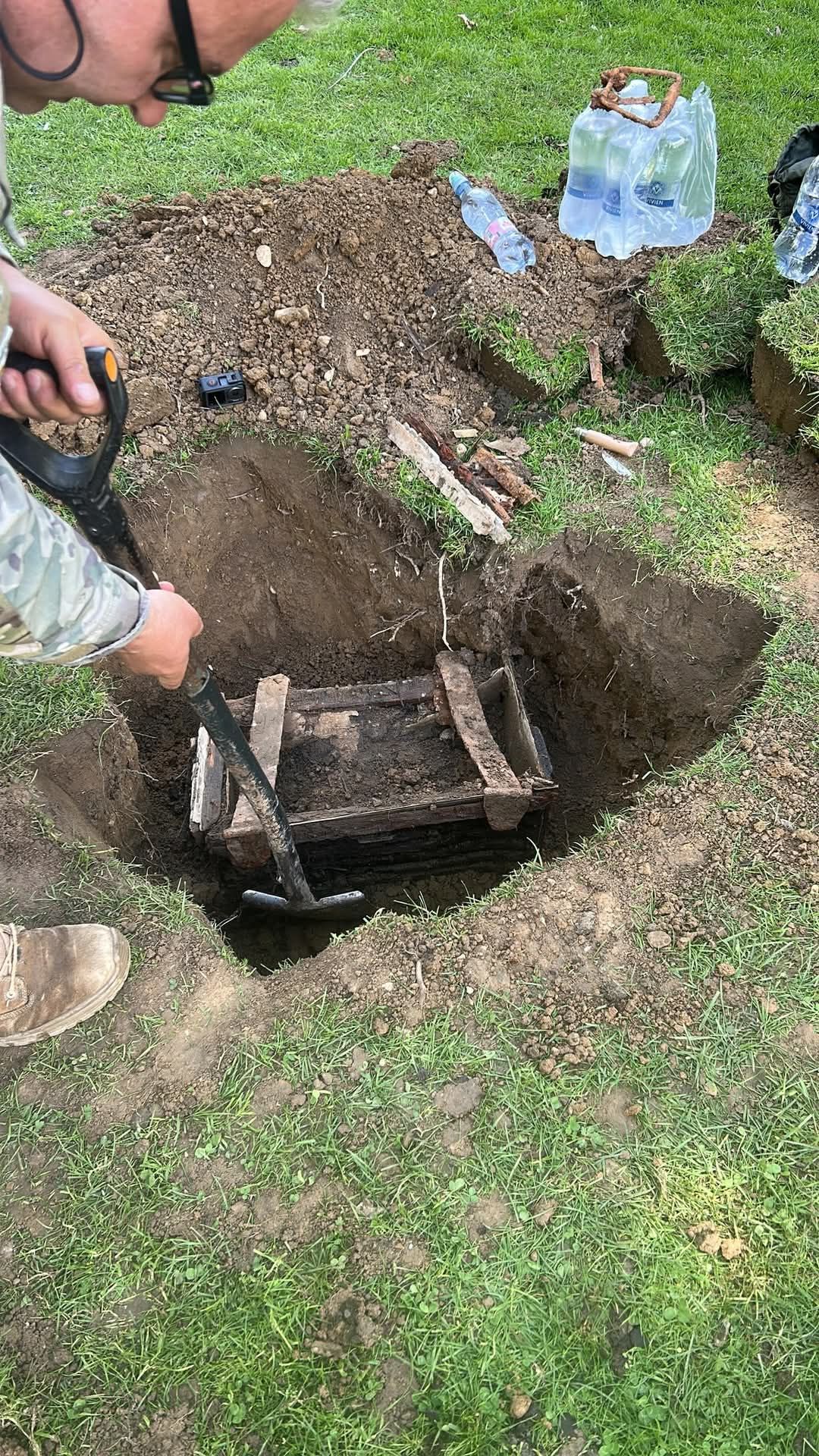 Eine Truhe mit Dokumenten der ungarischen Husaren-Division wurde gefunden.