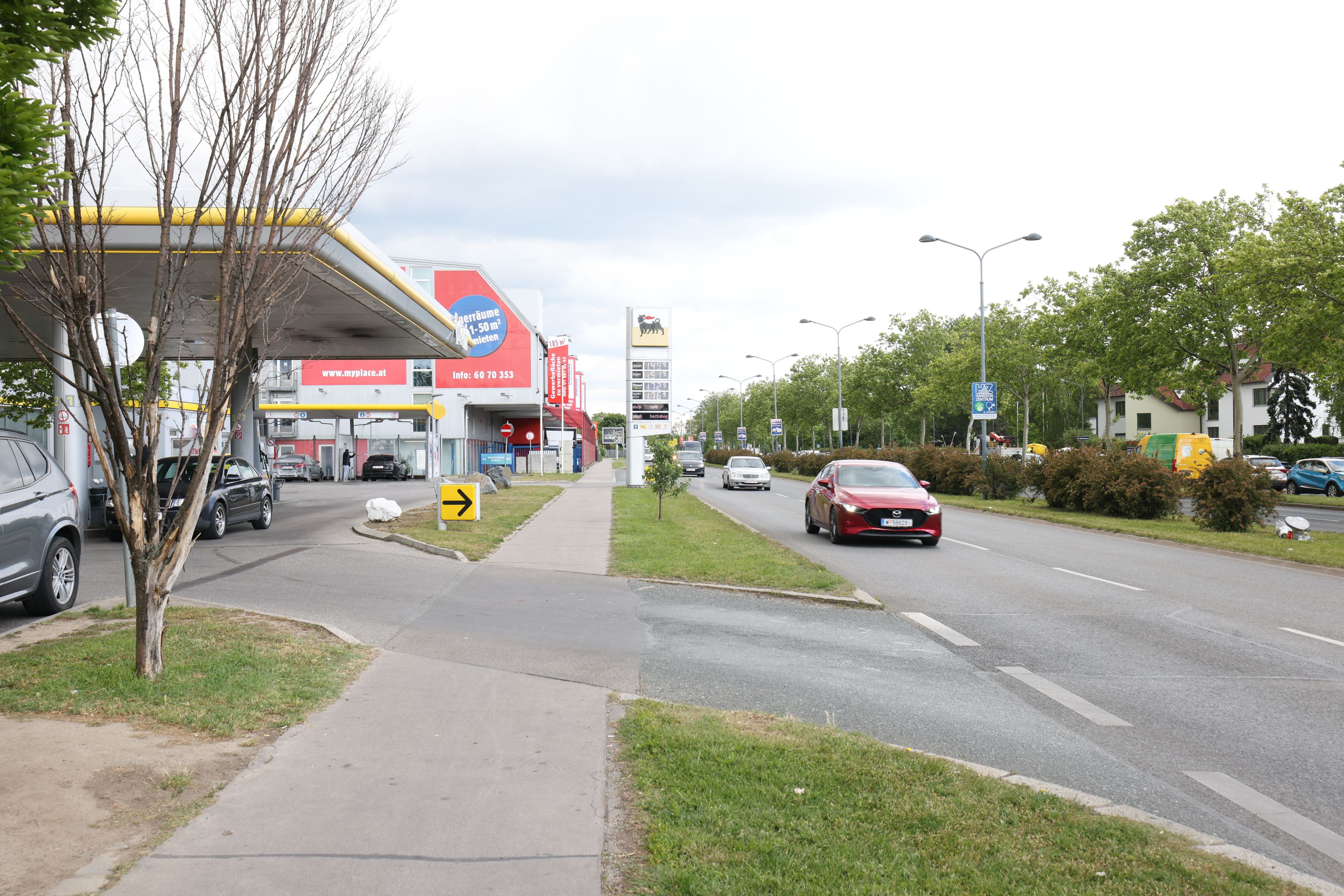 Der Tote (27) lag in unmittelbarer Nähe zur Tankstelle auf der Grenzackerstraße.