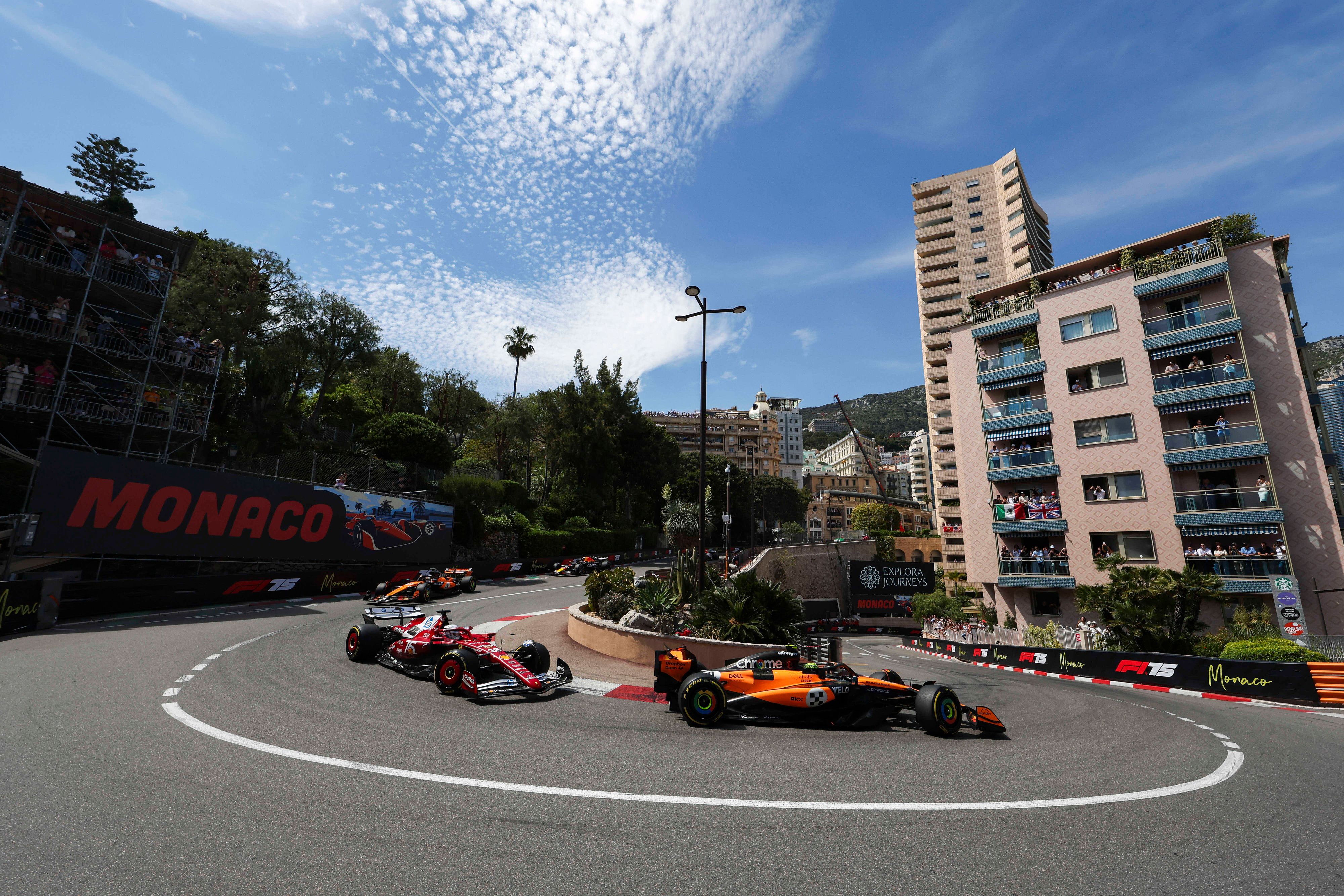 Norris bremst Leclerc aus.