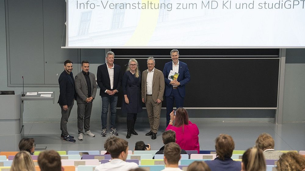 Vorstellung von StudiGPT mit Leftshift-One-CEO Partrick Ratheiser, Michael Freidl von IdeaLab der Uni Graz, Manfred Pfiffner, Universitätsprofessor für Bildung und Künstliche Intelligenz, Vizekrektorin für Studium und Lehre, Catherine Walter-Laager, Rektor Peter Riedler und Vizerektor für Digitalisierung und Personal, Markus Fallenböck. 