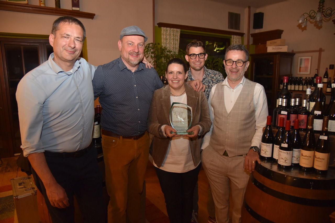 Winzer Georg Schneider, Veranstalter Thomas Lenger, Gewinnerin Sigrid Schwertführer, Winzer Josef Vollath und Gastronom Karl Rosenbauch