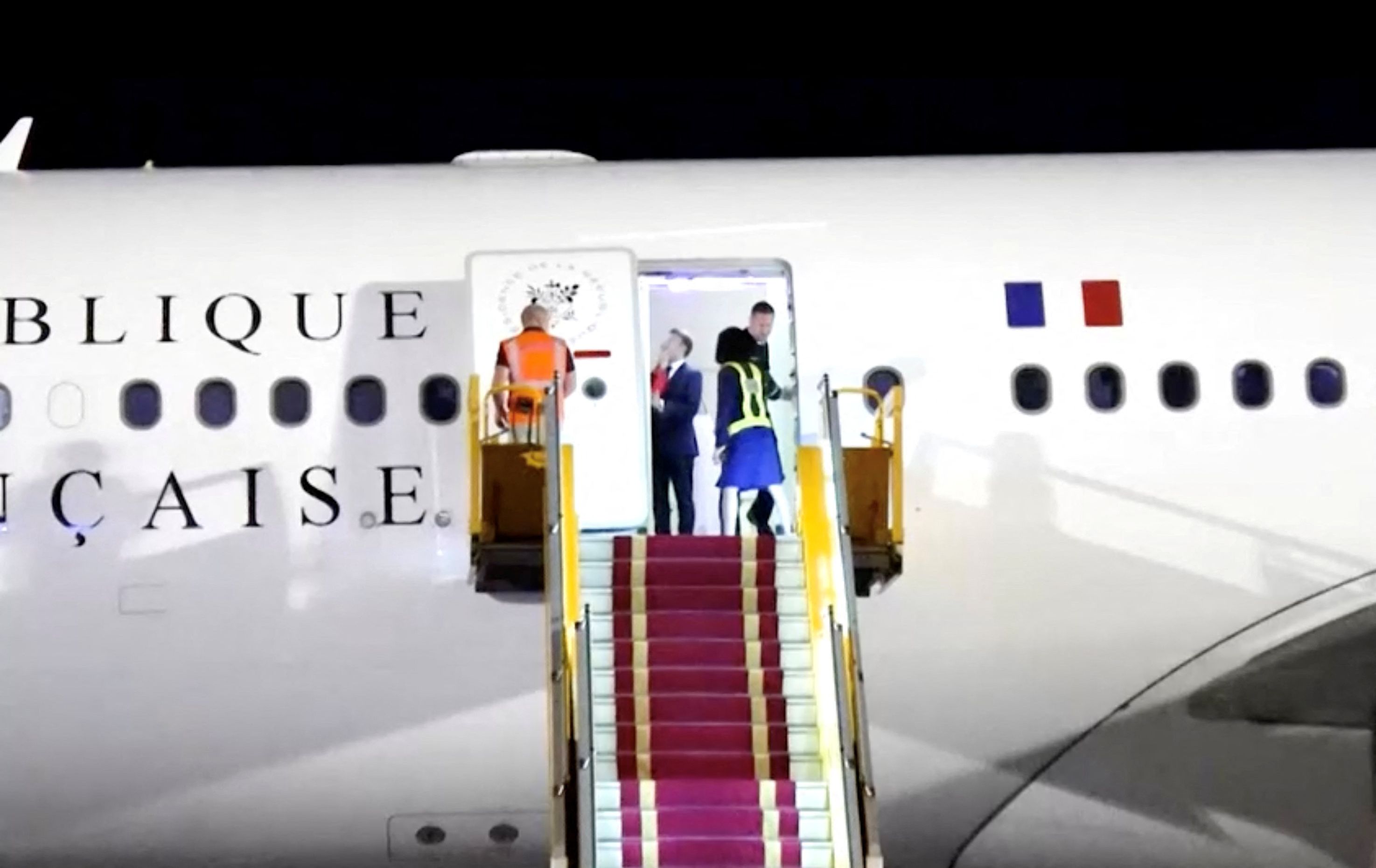 Die Hand gehört Brigitte Macron.