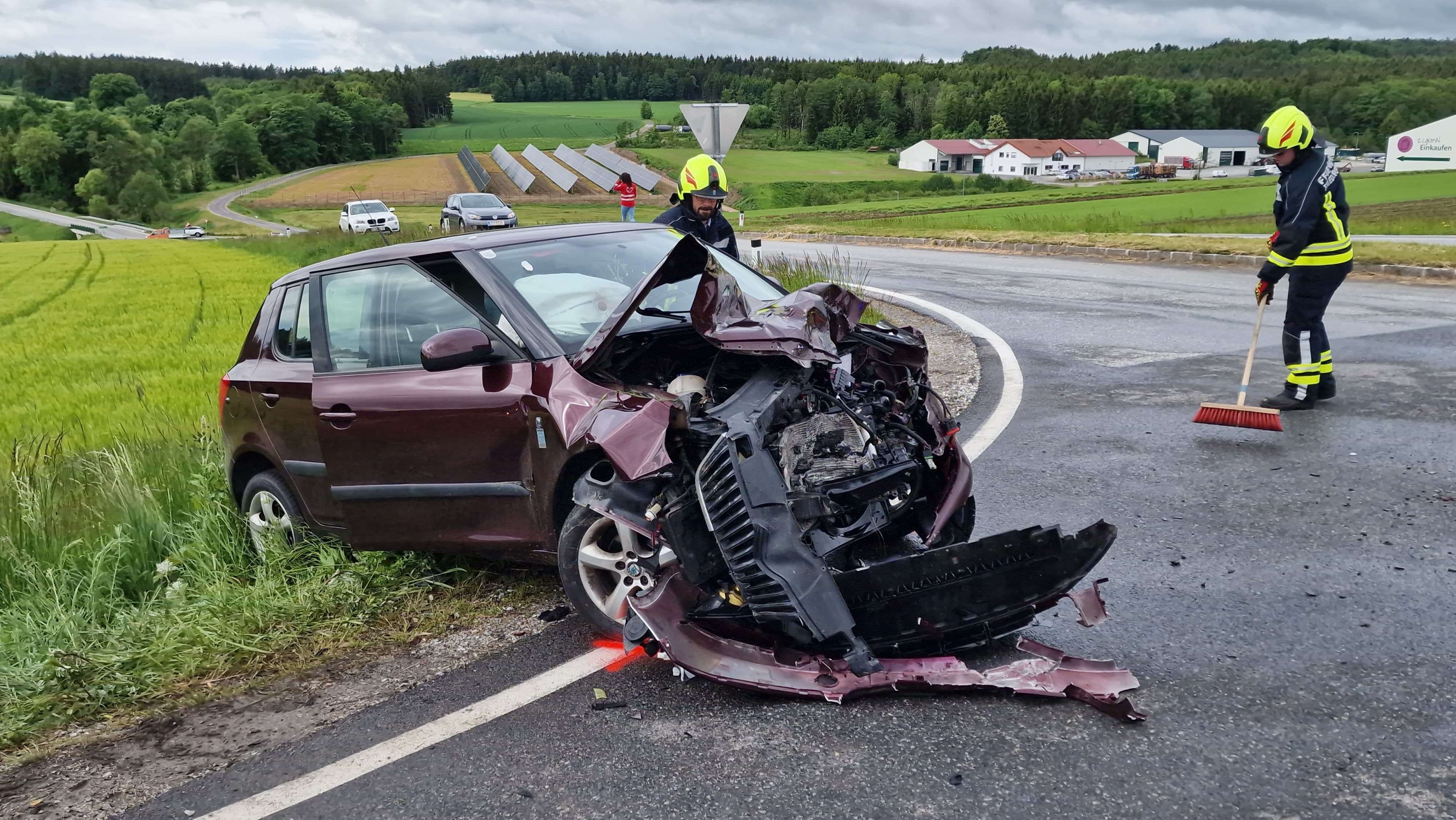 Der Frontalcrash hinterlässt beide Unfallautos schwer beschädigt.