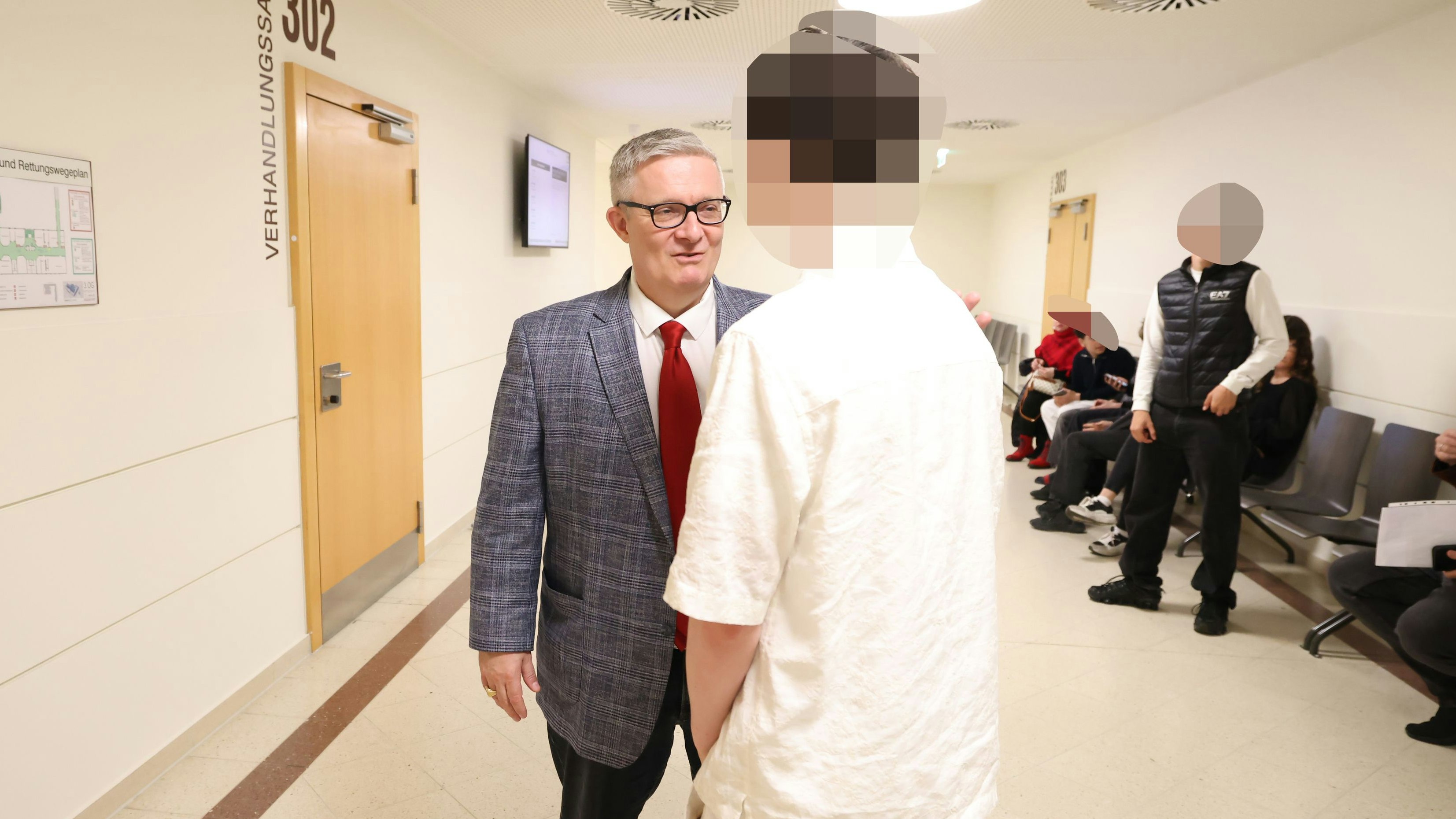 Strafverteidiger Roland Friis mit seinem Mandanten.