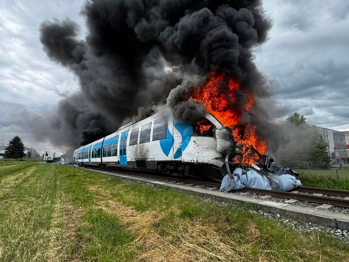 Bei dem Crash fingen sowohl der Zug als auch der Lkw Feuer.