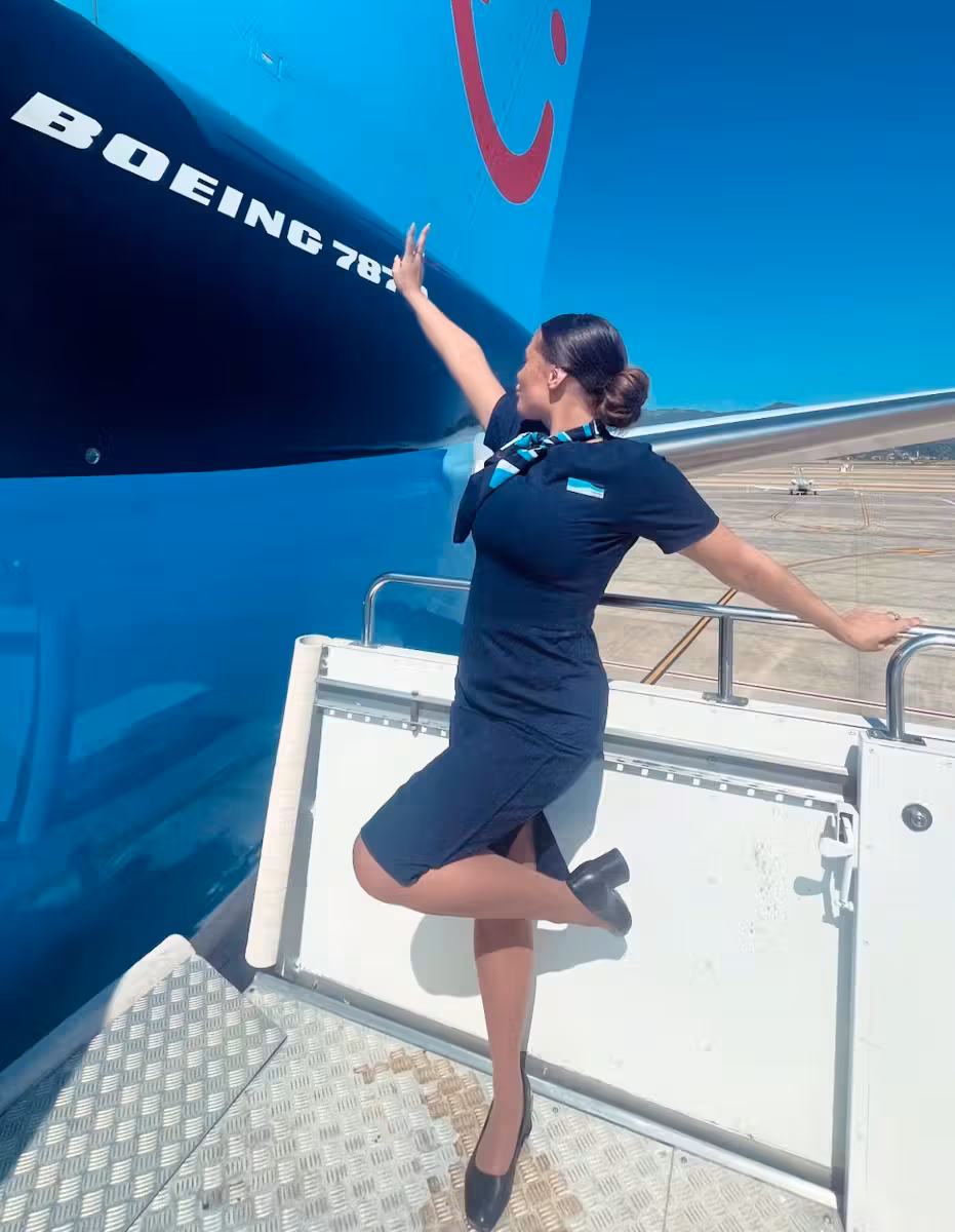 Die ehemalige Flugbegleiterin Charlotte May Lee (21) sitzt in Sri Lanka im Gefängnis.