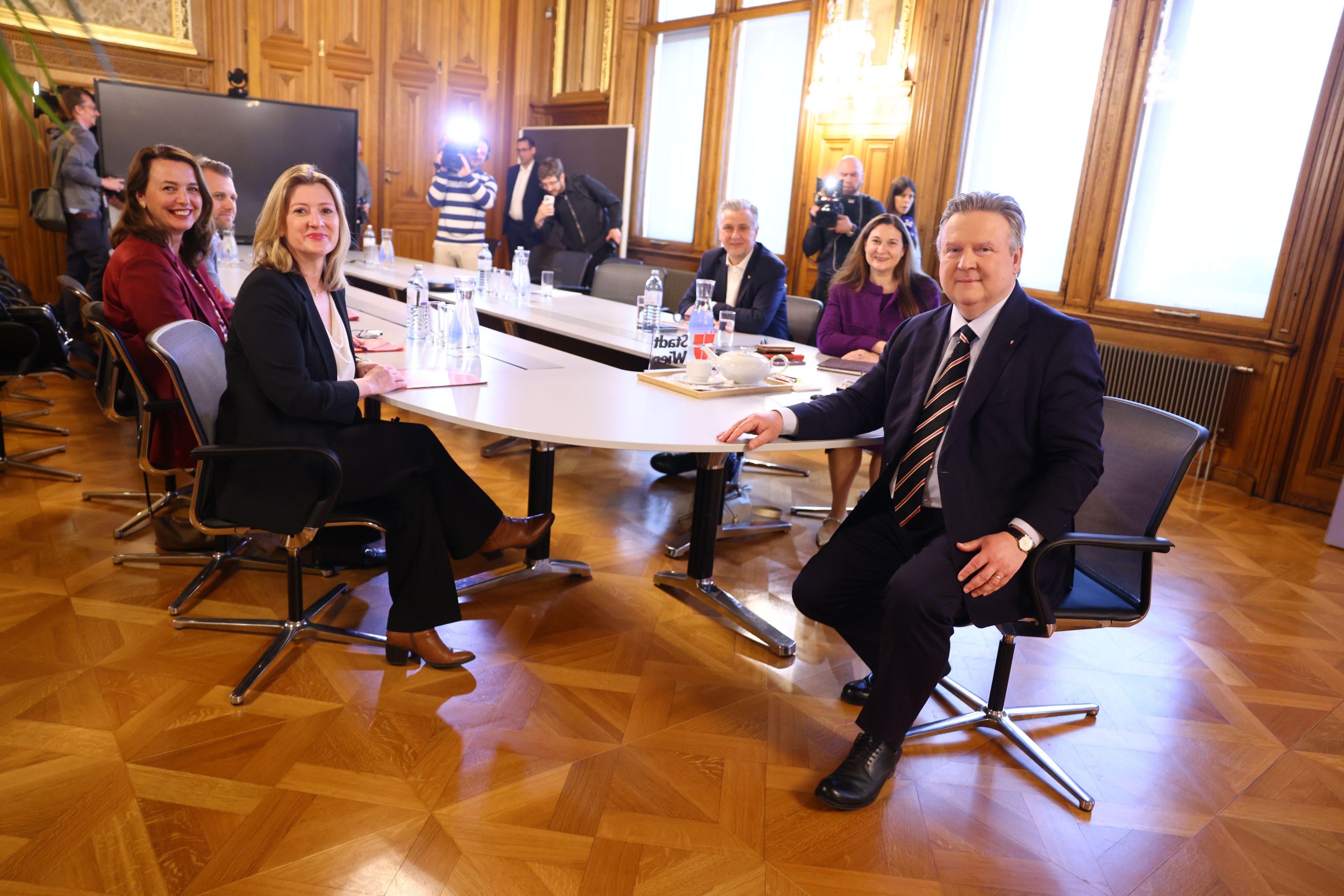 Vor rund zwei Wochen starteten die Koalitionsverhandlungen zwischen NEOS und SPÖ.