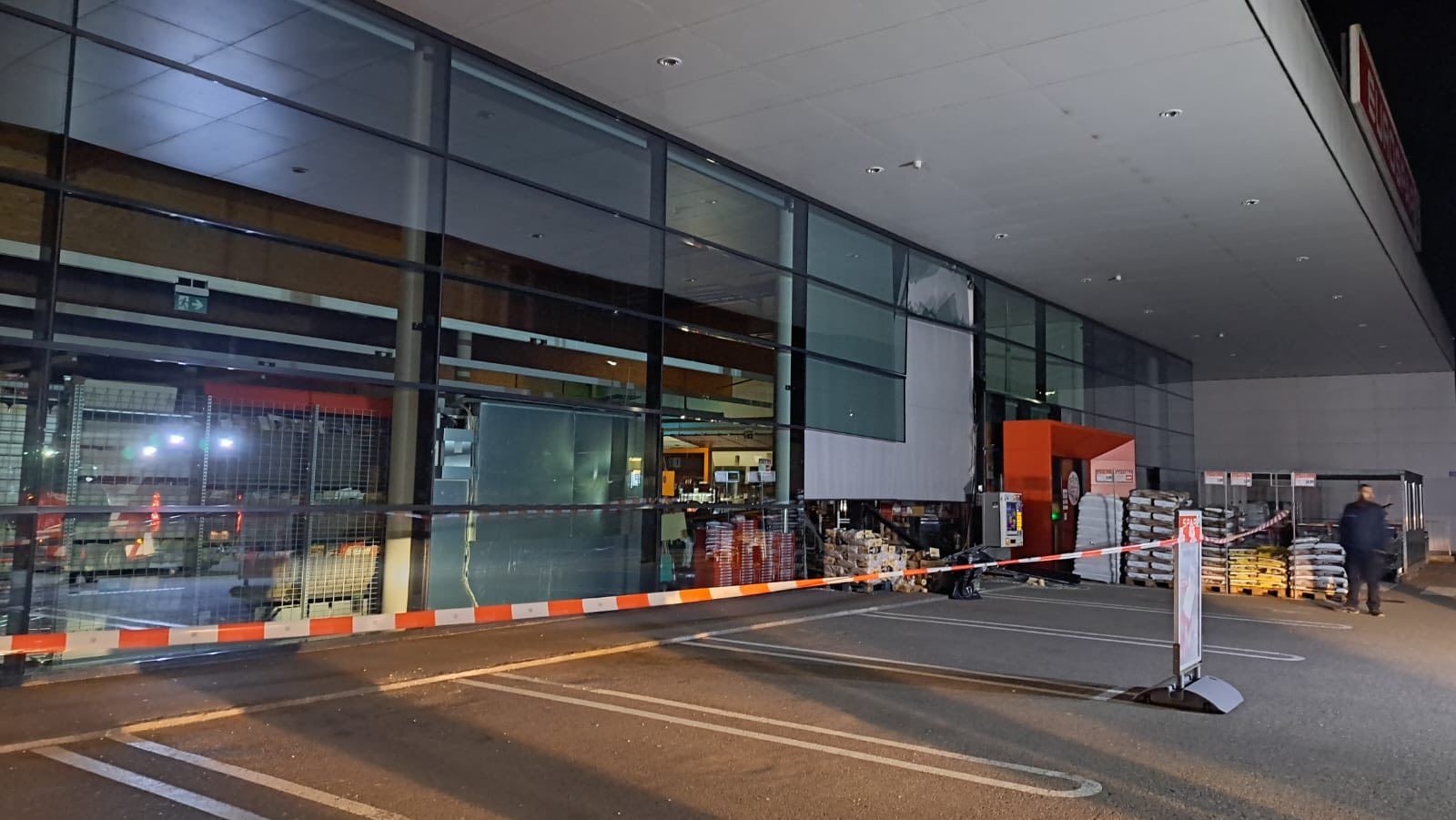 Der 41-Jährige krachte mit seinem Auto in die Glasfront des Supermarkts.