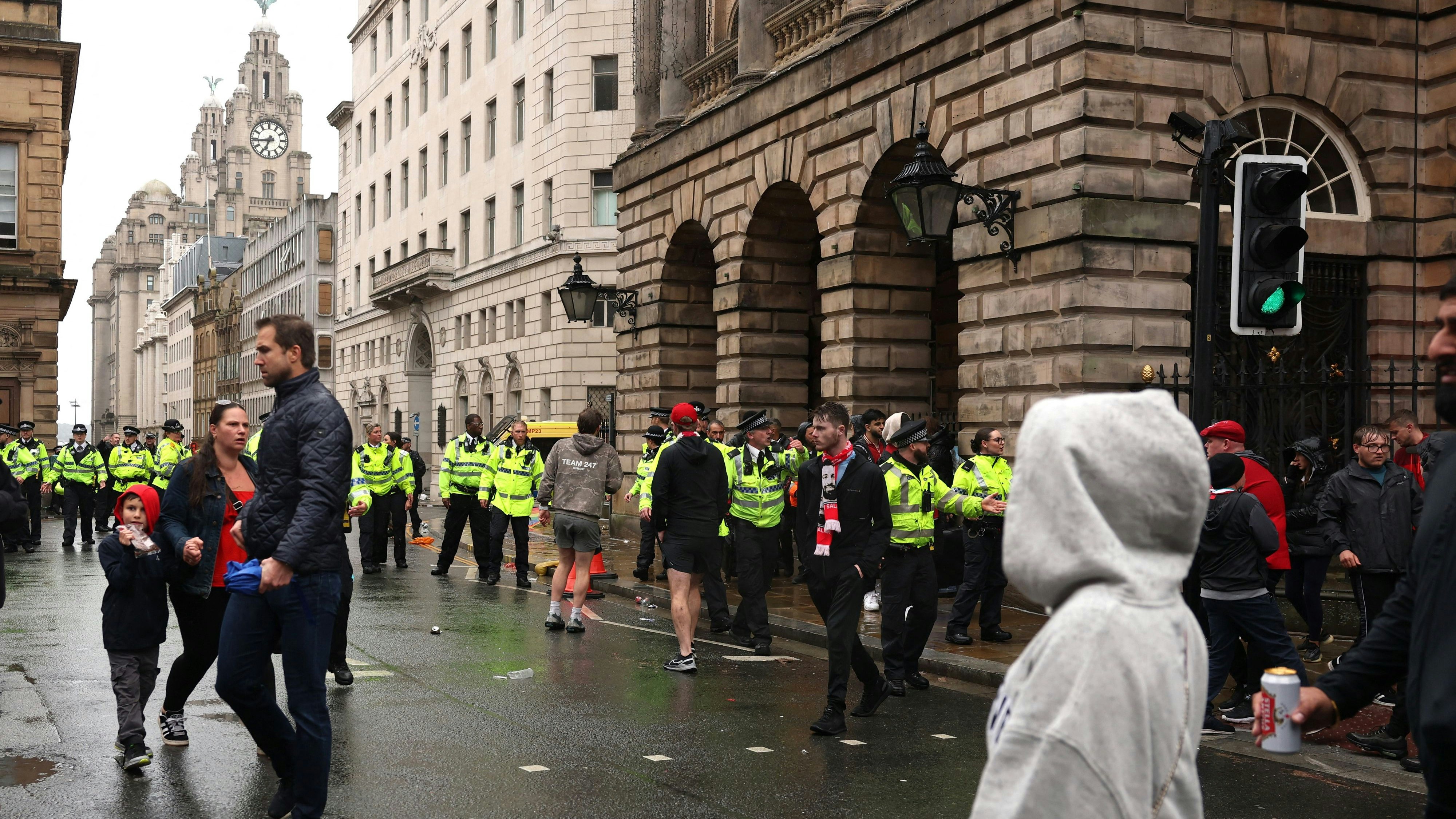 Entsetzen bei den Fans in Liverpool, nachdem ein Auto in die Menschenmenge der Meister-Parade raste.