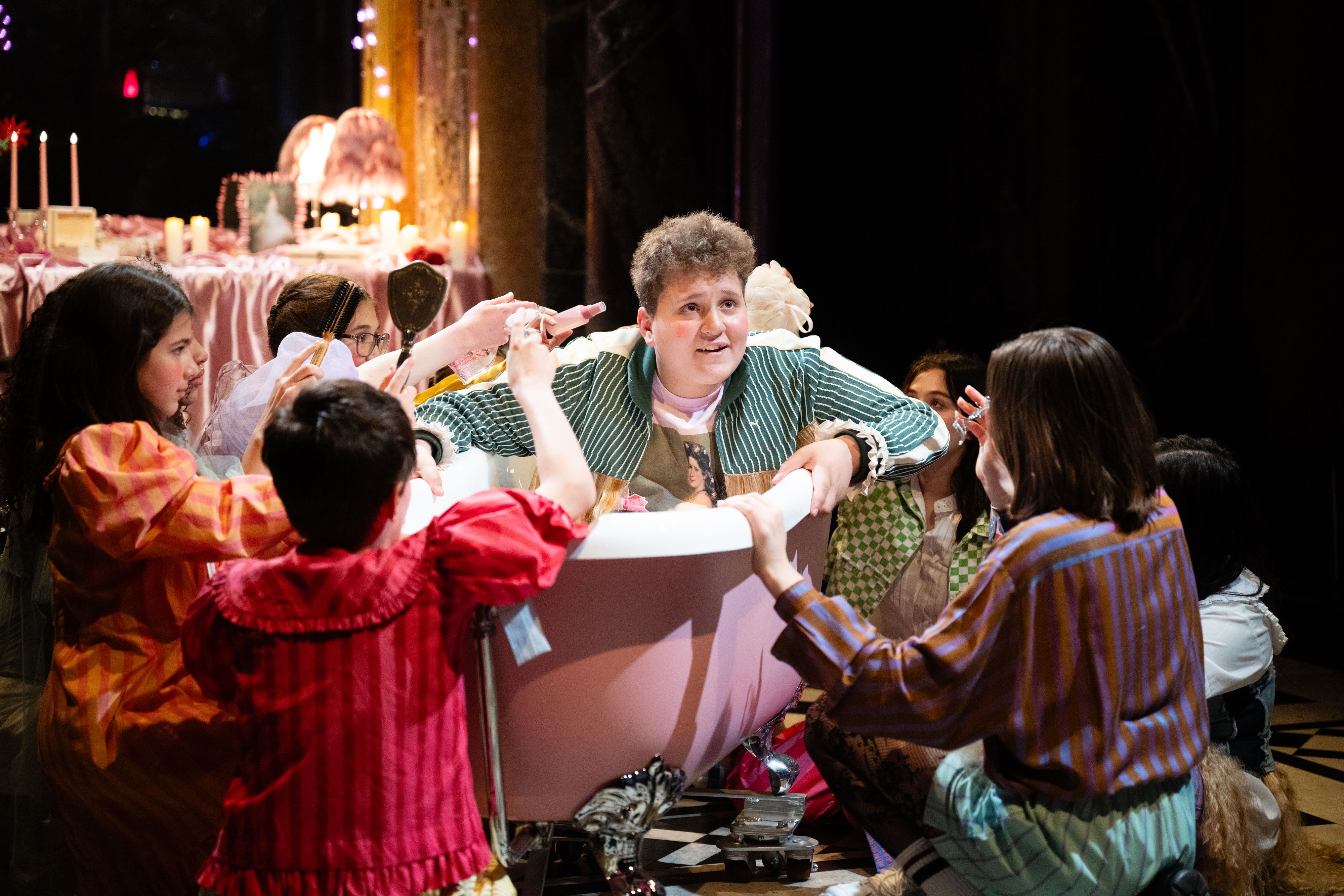 Damian Müller (M.) ist einer der Jugendlichen im bestärkenden Burgtheater-Stück 