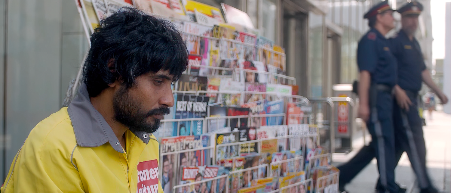 Happy arbeitet als Zeitungsverkäufer.