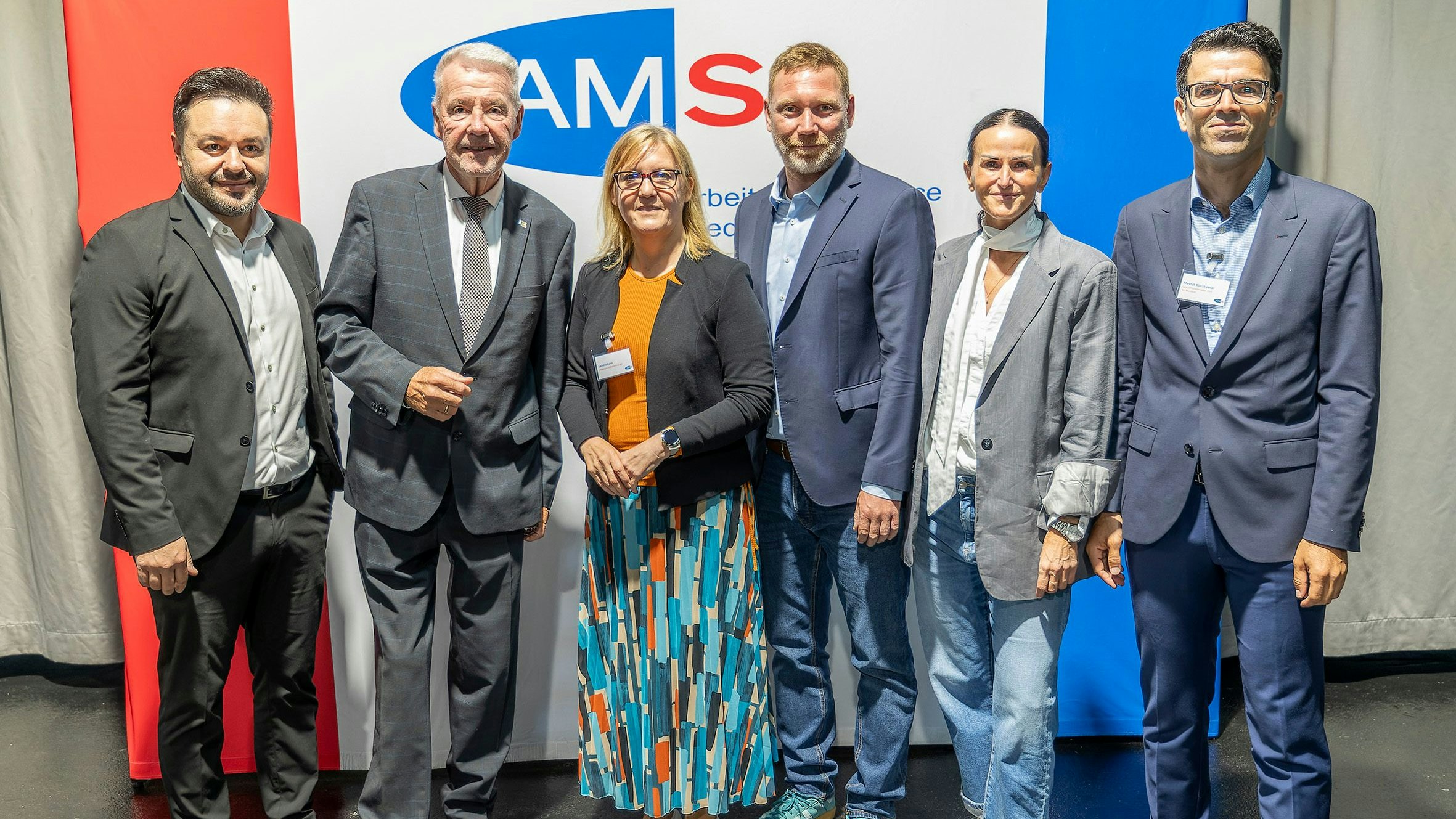 AMS-Chancen-Messe: Gemeinderat Yusuf Yörük, Bürgermeister Klaus Schneeberger, Landesgeschäftsführerin des AMS NÖ Sandra Kern, ÖGB-Regionalsekretär Sebastian Zenz, Bezirksstellenleiterin WKO Wiener Neustadt Andrea List-Margreiter und Wiener Neustädter AMS-Geschäftsstellenleiter Mevlüt Kücükyasar.