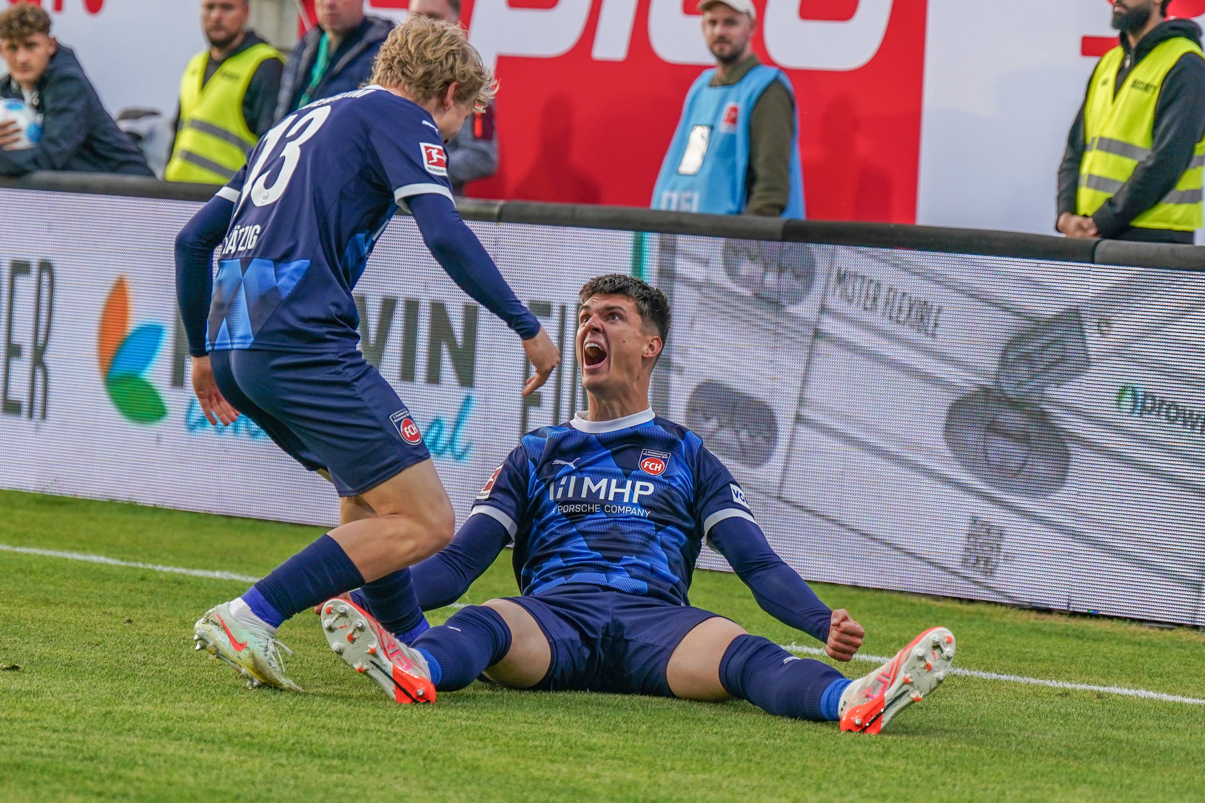 Mathias Honsak bejubelt sein Tor zum 1:0.