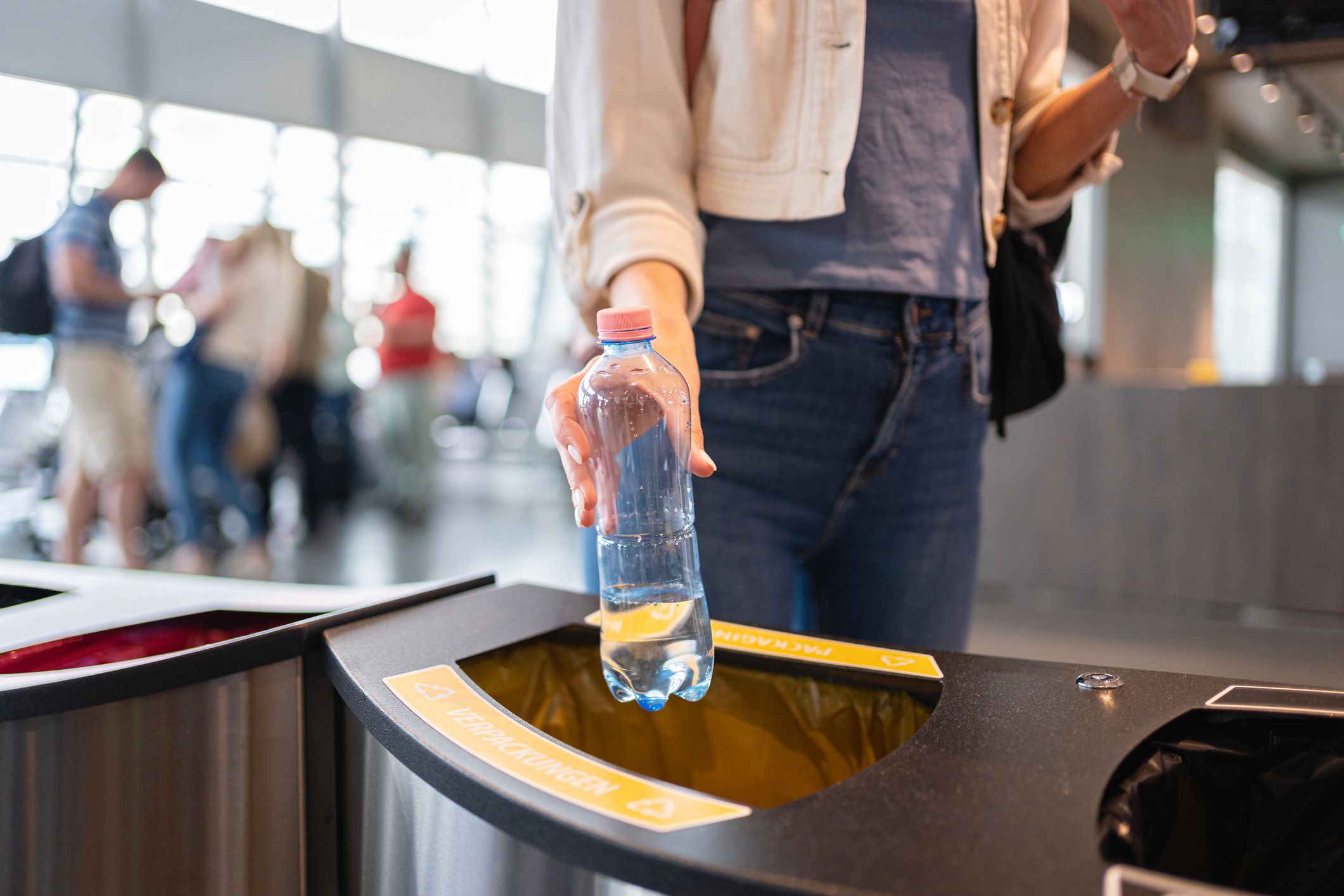 Auch Pfandflaschen gehören immer in den Müll. (Symbolbild)