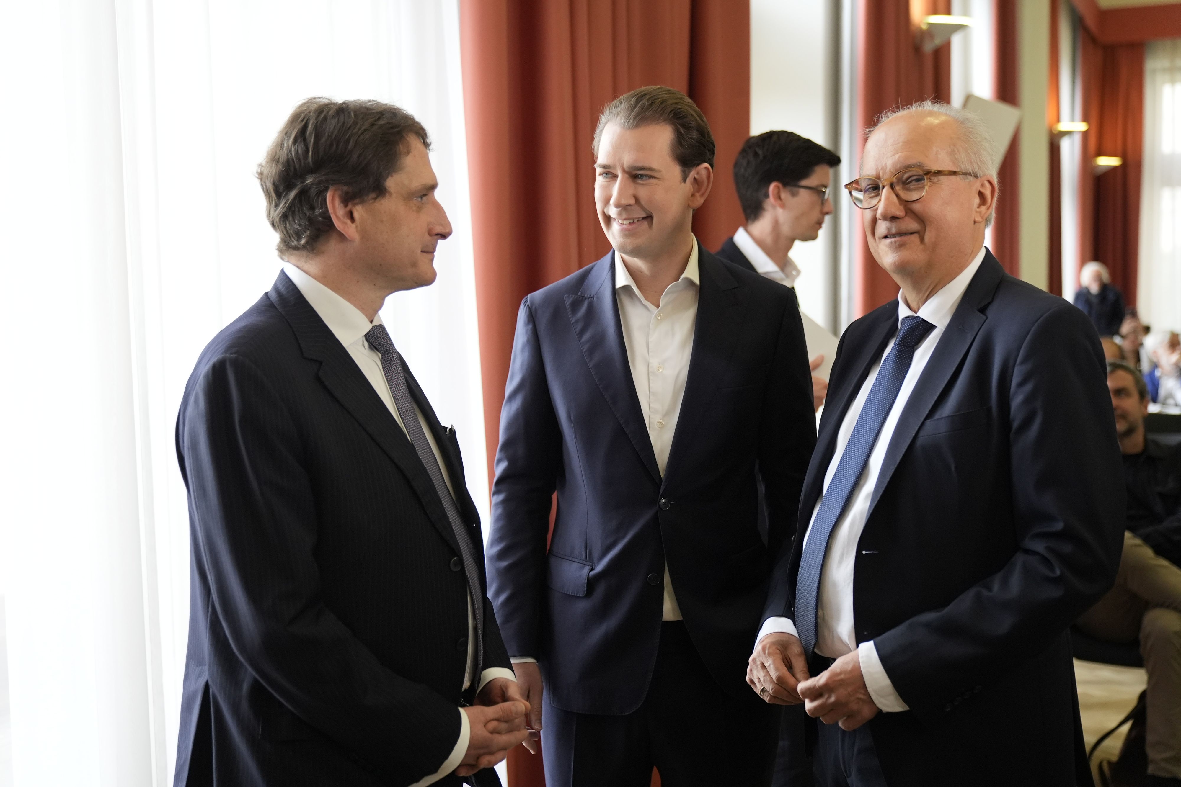 Sebastian Kurz wurde freigesprochen, sein damaliger Kabinettschef Bonelli (im Hintergrund) hingegen nicht.