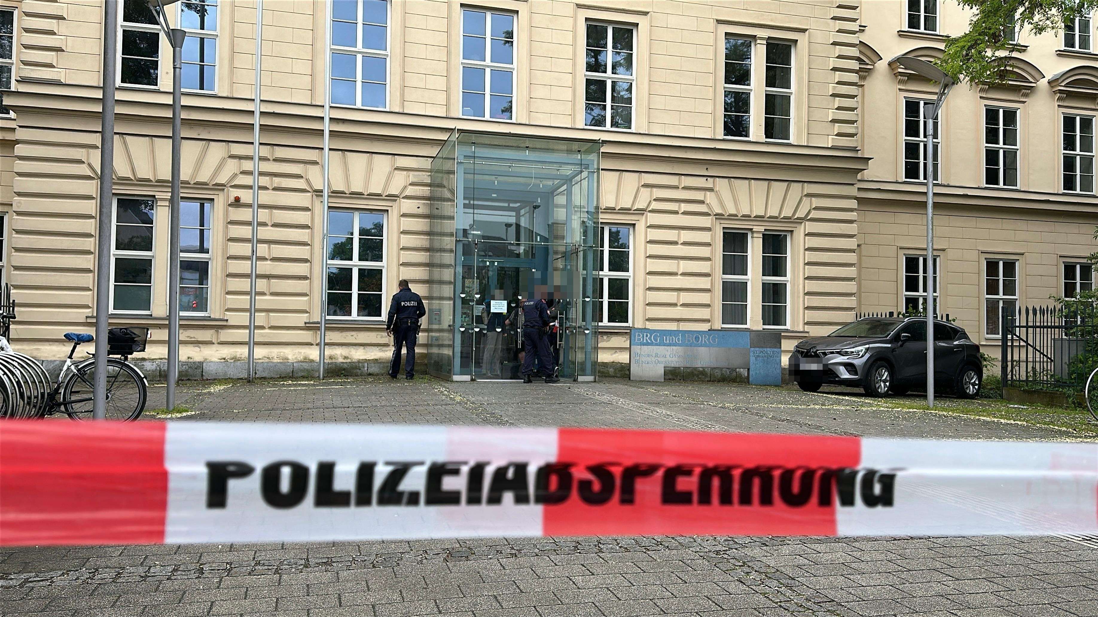 Bombendrohung gegen über zwei Dutzend Schulen