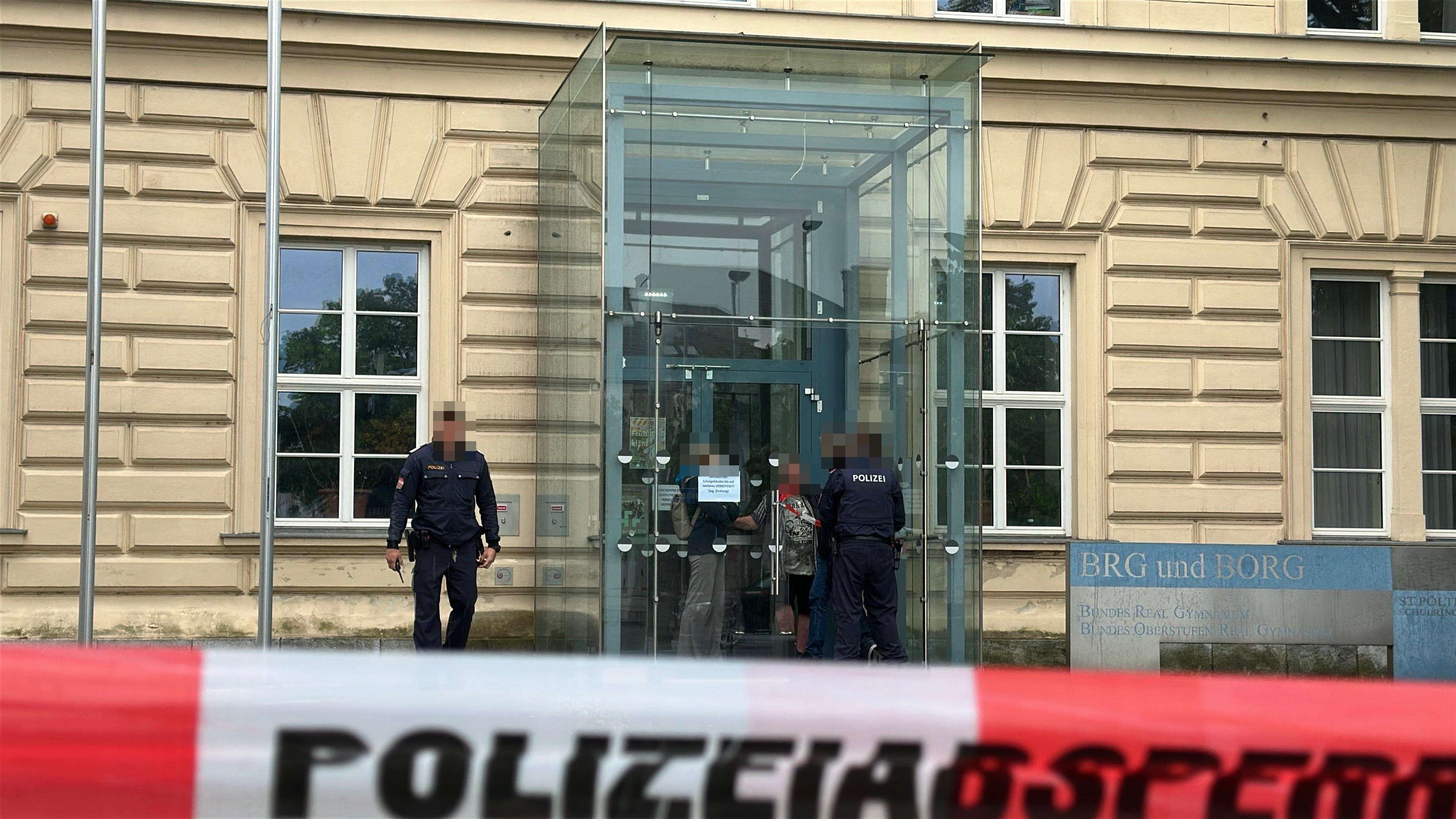 Mehrere Schulen, Bahnhöfe und andere öffentliche Einrichtungen waren betroffen. (Symbolbild)