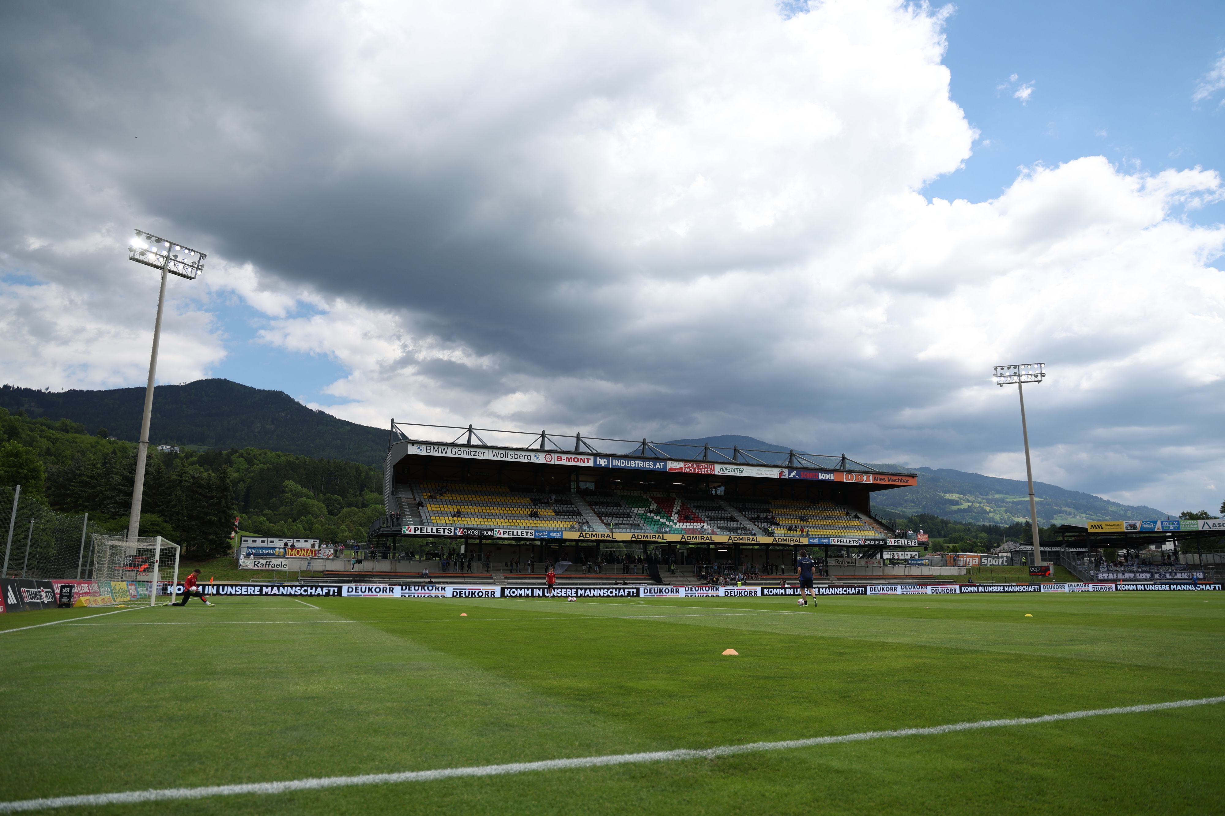 Sprichwörtlich dunkle Wolken ziehen über der Lavanttal-Arena in Wolfsberg auf.