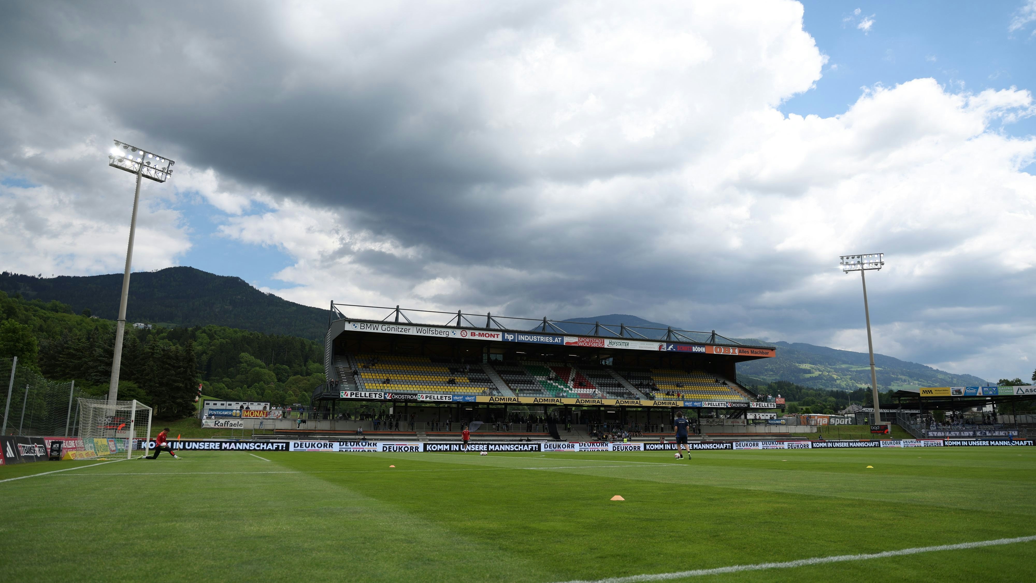 Sprichwörtlich dunkle Wolken ziehen über der Lavanttal-Arena in Wolfsberg auf.