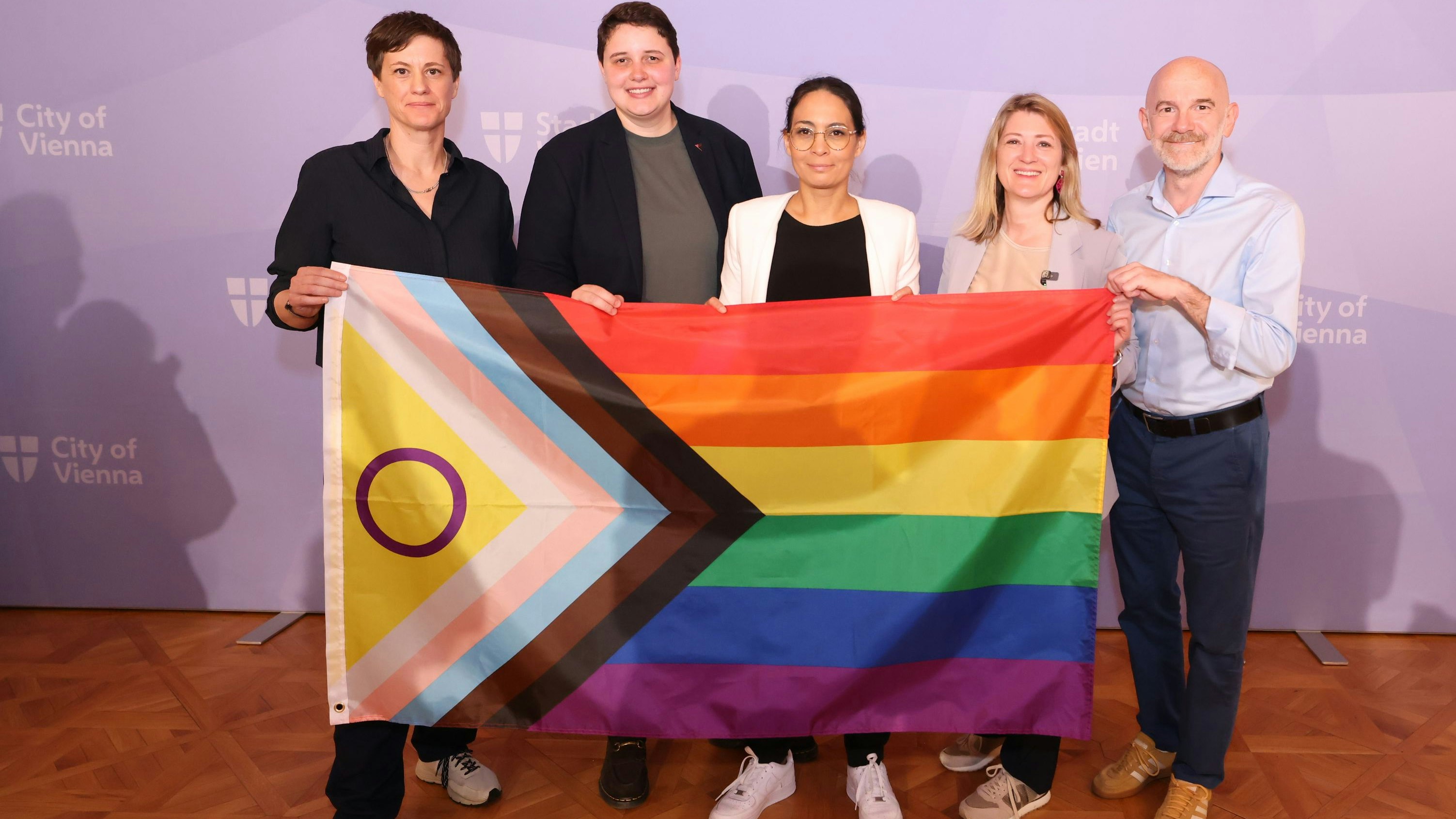 Gemeinderätin Susanne Haase, Ann-Sophie Otte, Katharina Kacerovsky-Strobl, Bettina Emmerling und Thomas Weber - Landtagsabgeordneter der NEOS freuen sich auf die Vienna Pride 2025.
