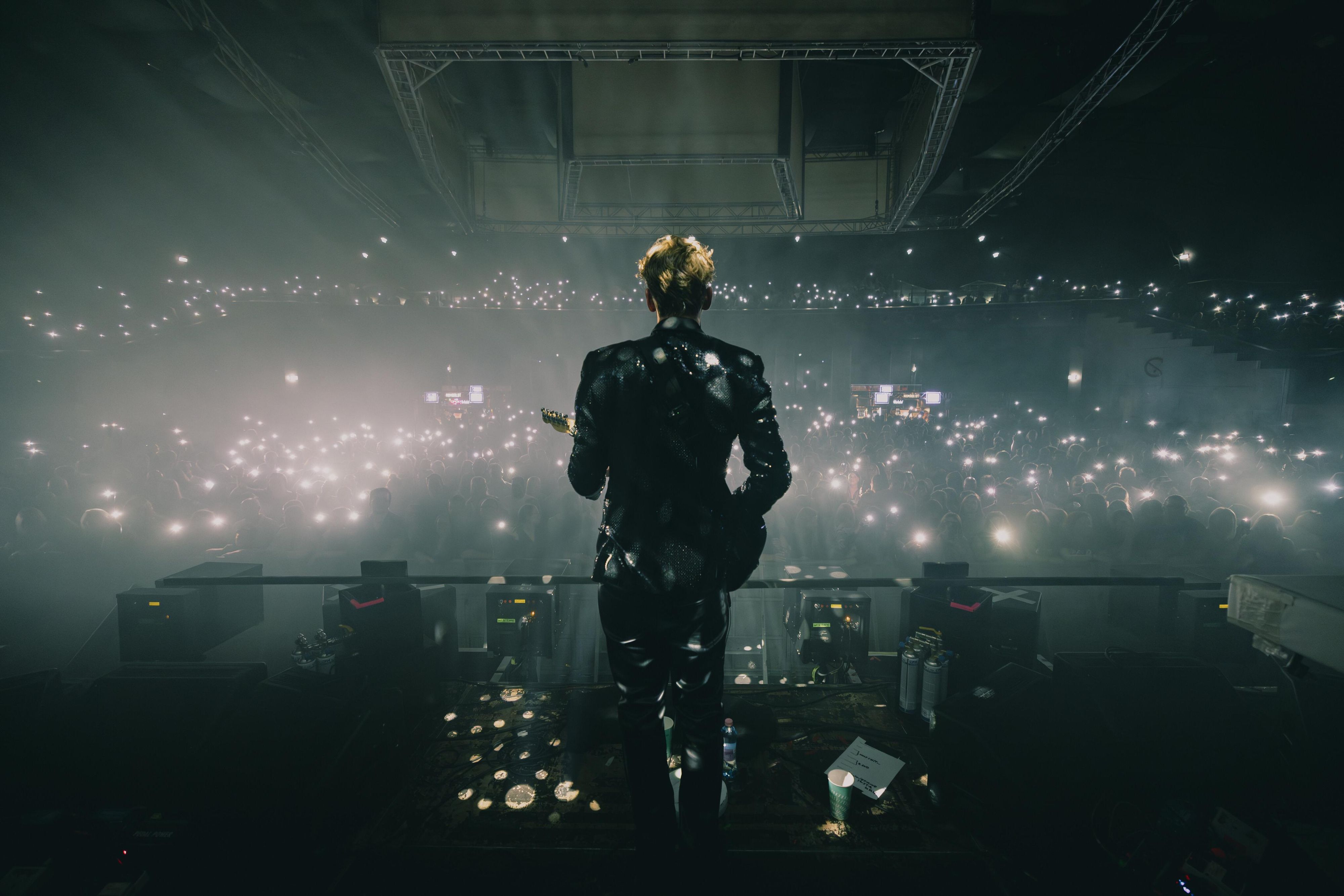 Lucas Fendrich auf der Bühne des Wiener Gasometer