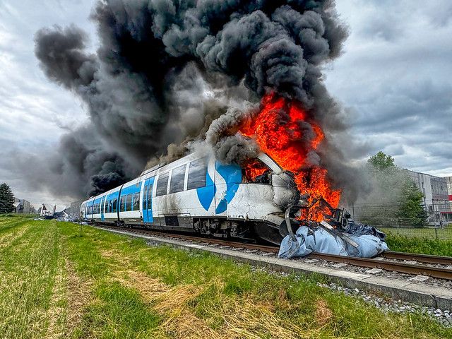 Der Zug und der Lkw gerieten bei dem Crash in Vollbrand.