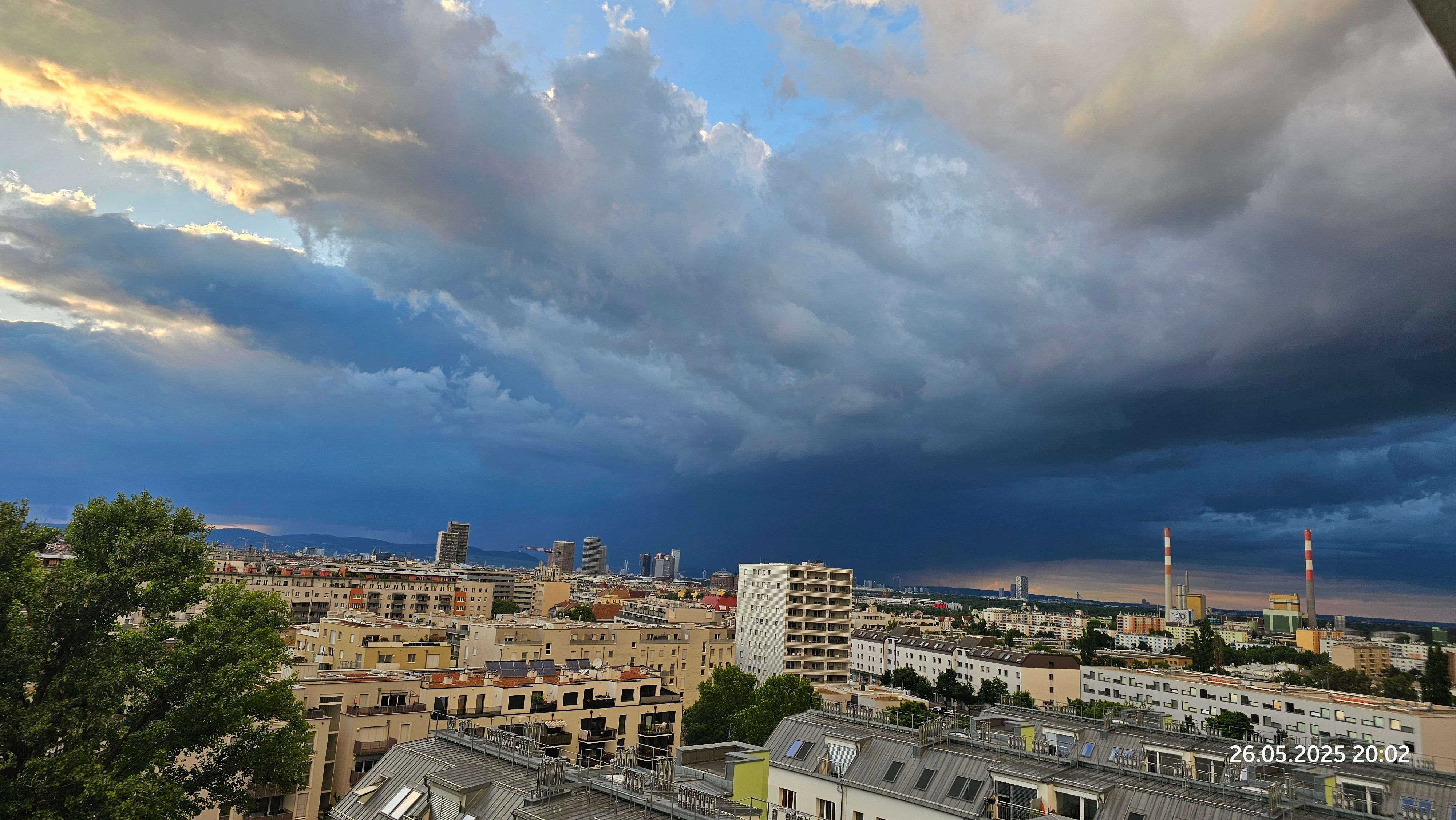 Das Gewitter wurde in Wien-Simmering fotografiert.