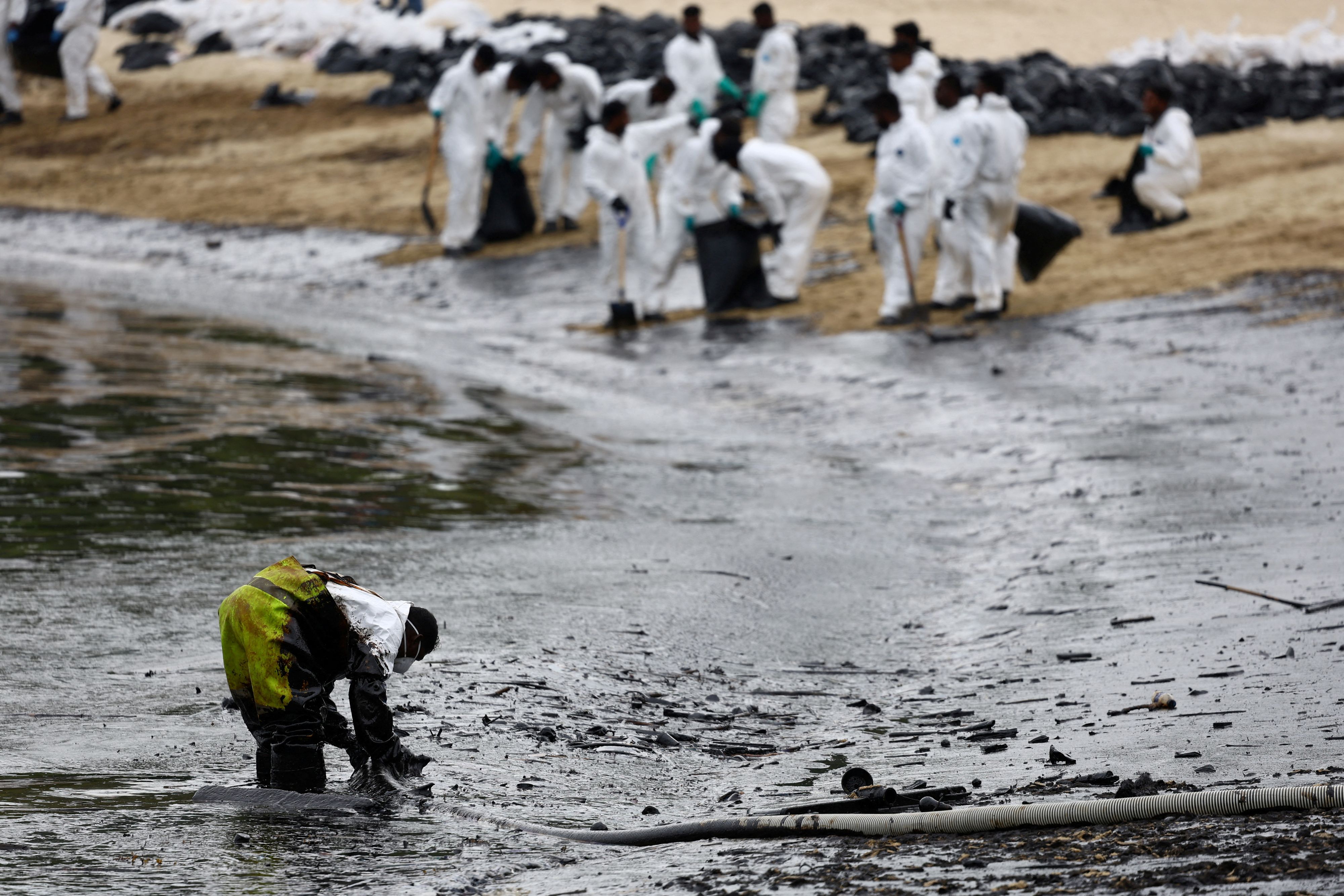Großflächige Verschmutzungen: Arbeiten nach einer Ölpest.