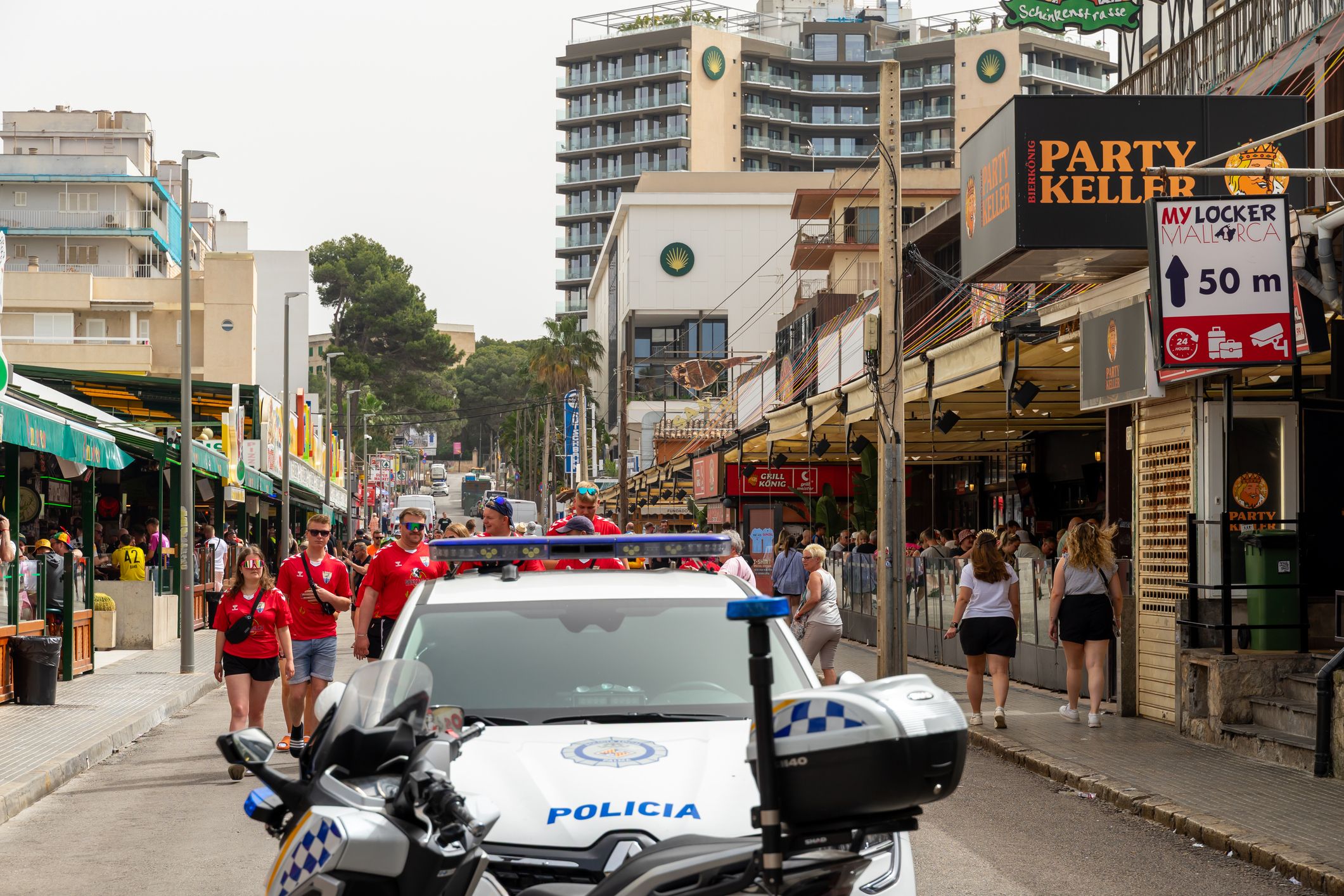Ein Wagen der Lokalpolizei auf der Schinkenstraße in Palma - besser bekannt als 