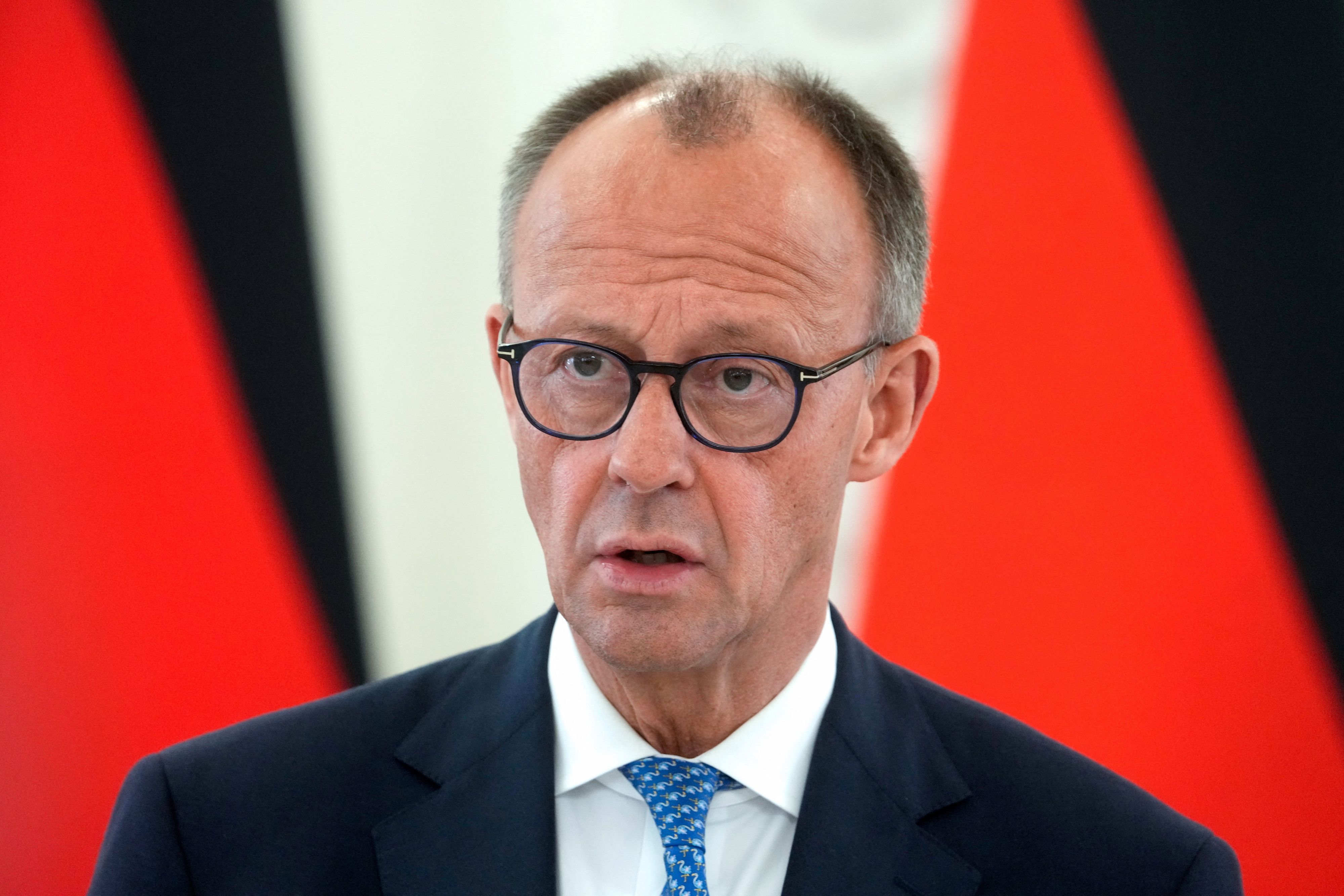 Der deutsche Bundeskanzler Friedrich Merz sichert der Ukraine anhaltende militärische Unterstützung zu. 