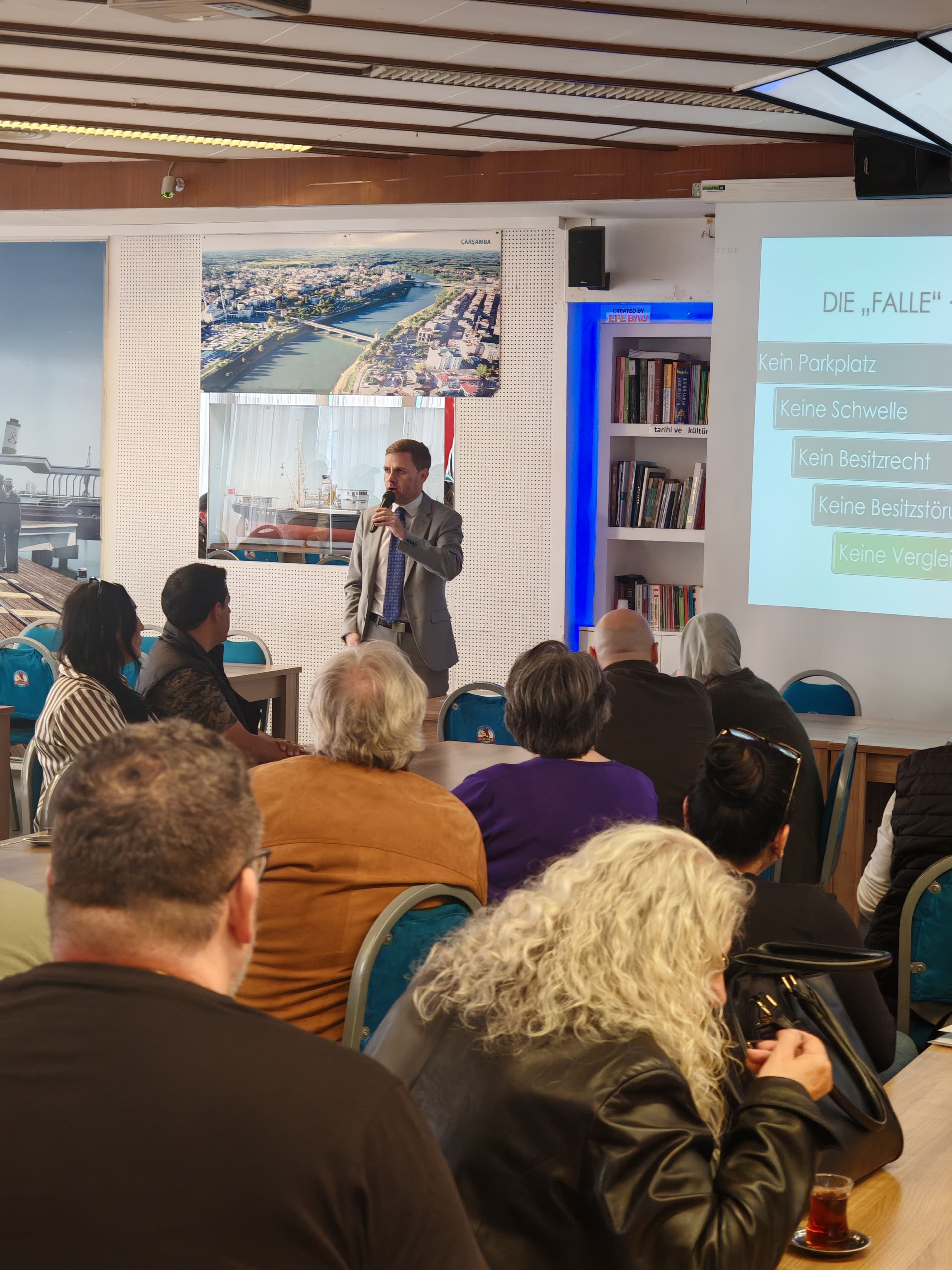 Die Rechtsanwaltskanzlei WSLAW unter der Leitung von Dr. Wolfgang Schöberl macht Rückforderungsansprüche zahlreicher Geschädigter geltend, die aufgrund kurzen Parkens vor einem Haustor in der Quellenstraße 92 im 10. Wiener Gemeindebezirk (Favoriten) mit Besitzstörungsanzeigen konfrontiert wurden.