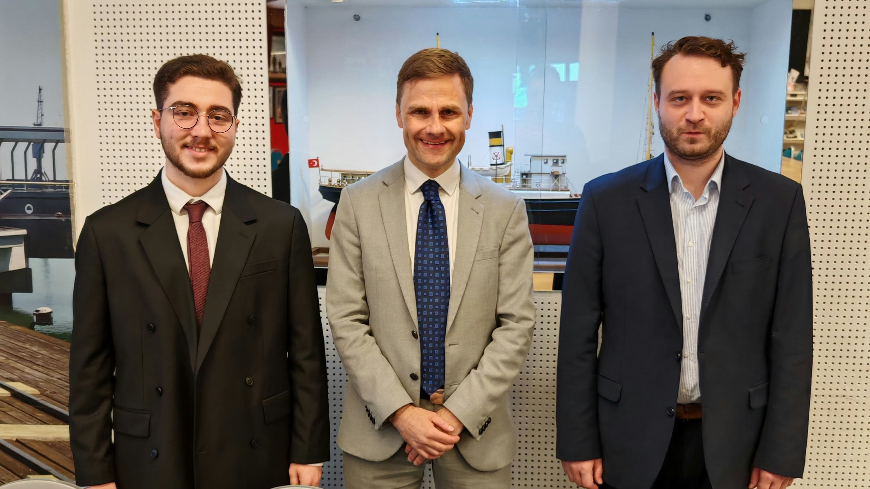 Neben Kanzleigründer Dr. Wolfgang Schöberl waren auch juristischer Mitarbeiter Muhammet Emin Cora, der die maßgebliche inhaltliche Aufarbeitung der Causa verantwortet, sowie Assistent Patrick Mathae, zuständig für die organisatorische Erfassung der Ansprüche vor Ort.