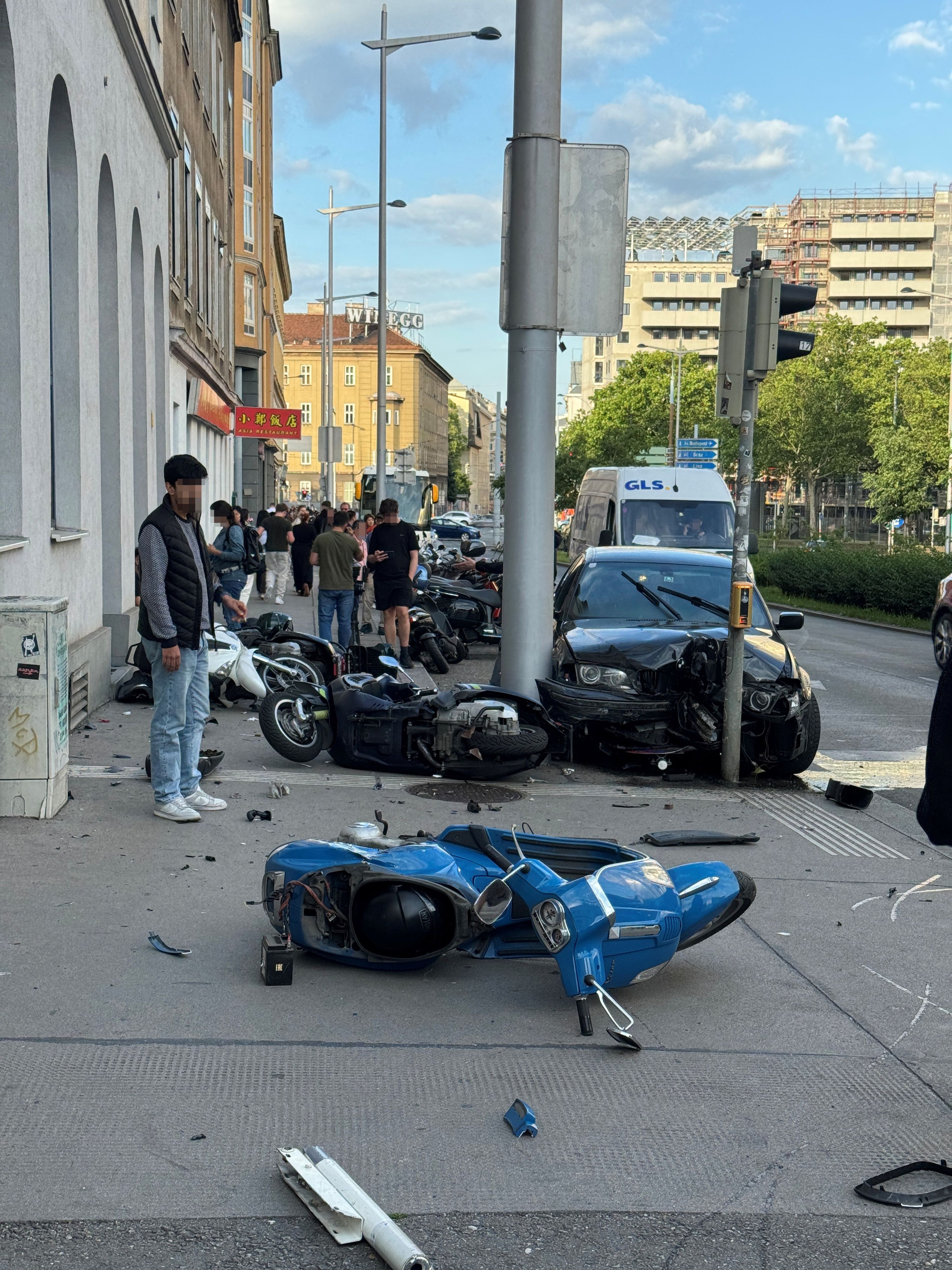 Böser Crash in Wien: Junger BMW-Lenker verliert Kontrolle und kracht in geparkte Motorräder.